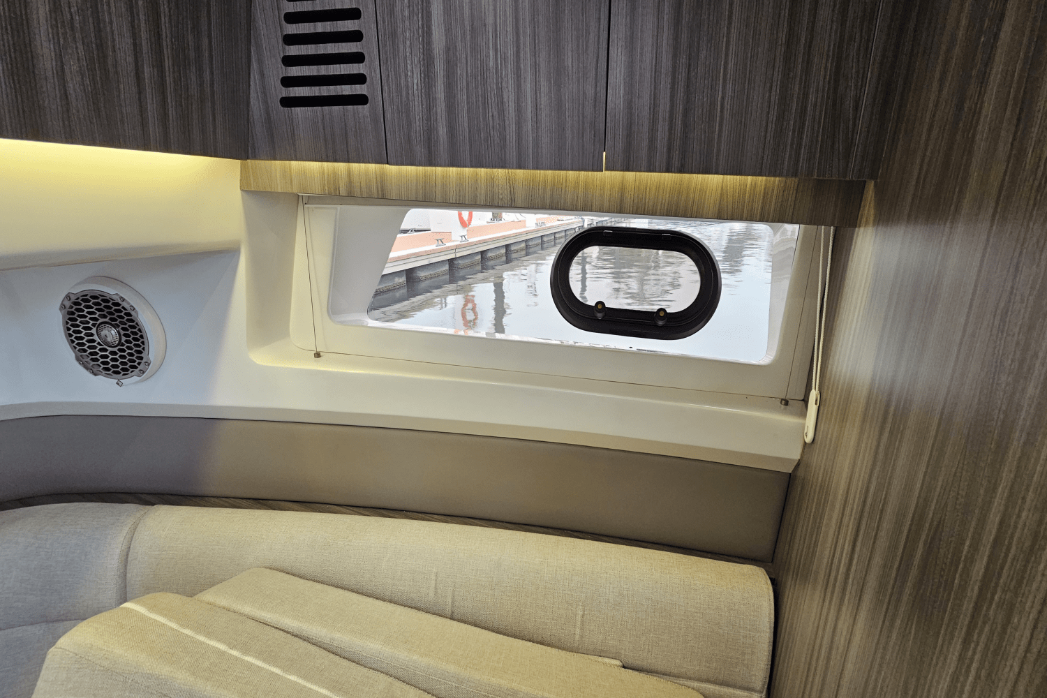 2018 Sea Ray 400 SLX Image Thumbnail #26