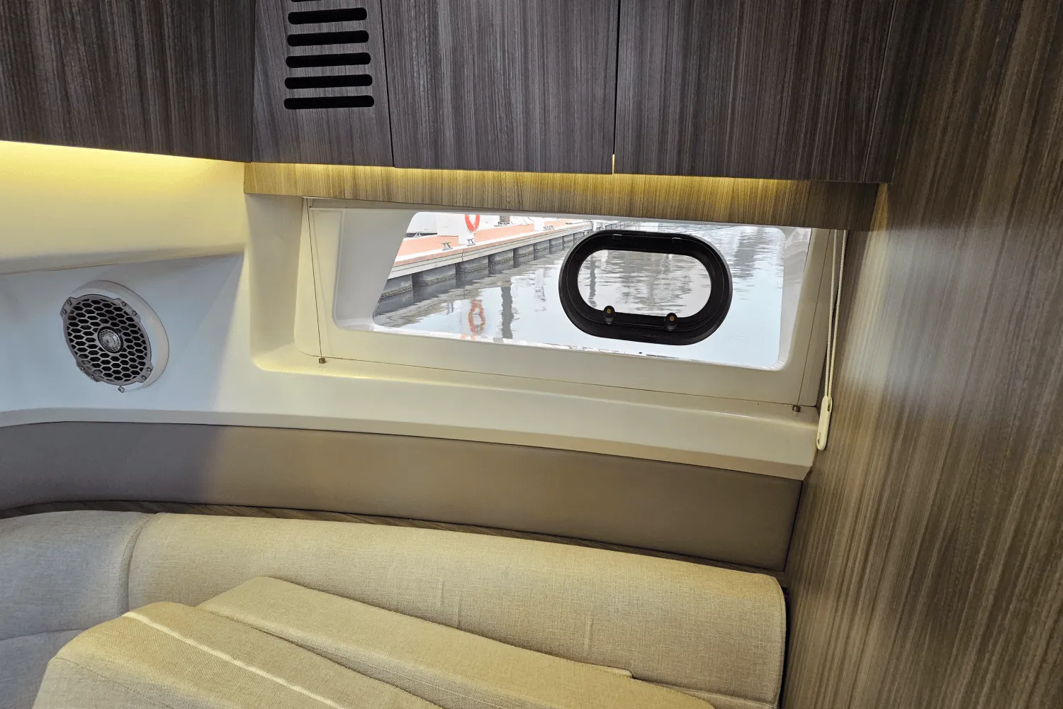 2018 Sea Ray 400 SLX Image Thumbnail #26
