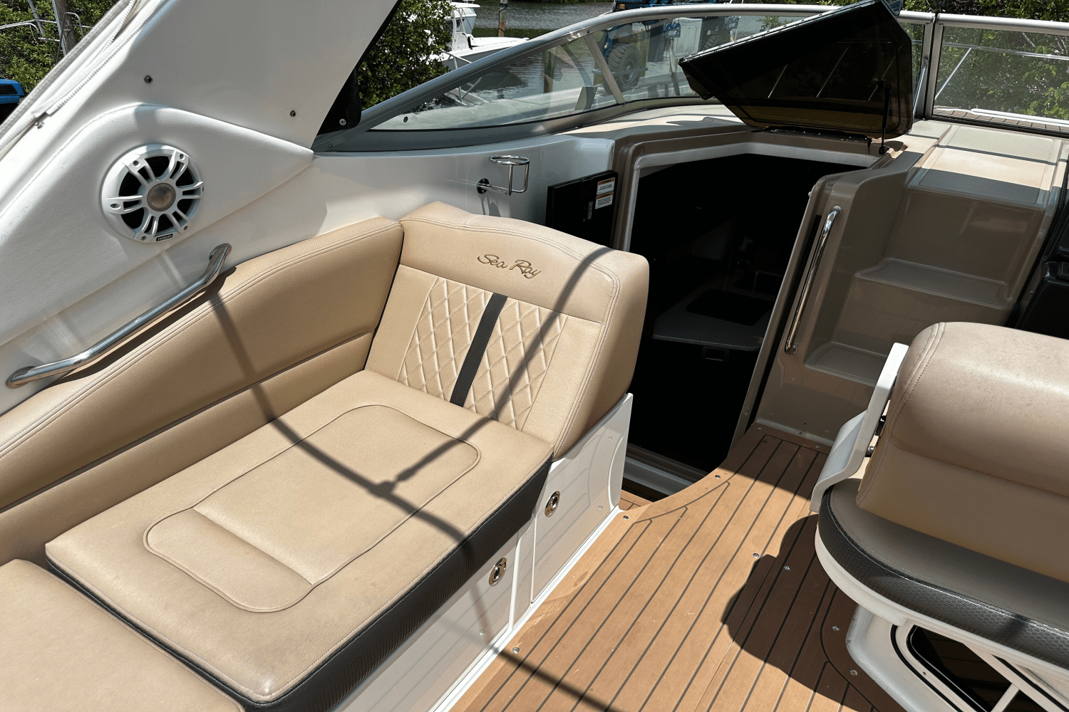 2016 Sea Ray 310 SUNDANCER Image Thumbnail #11