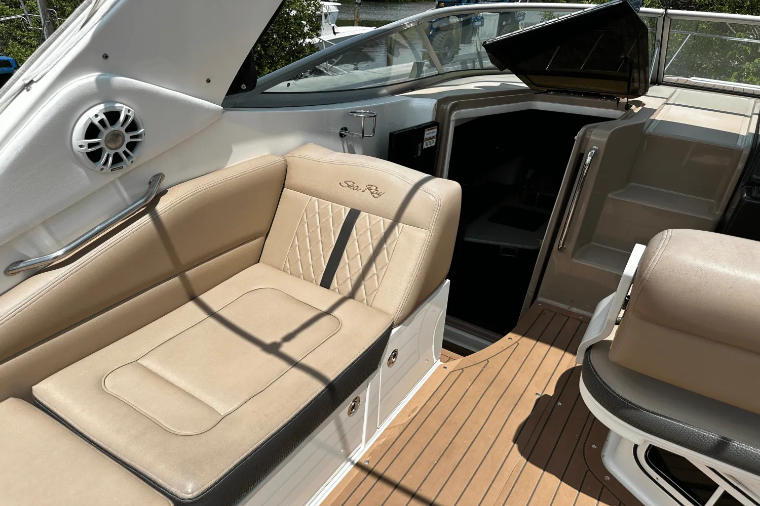 2016 Sea Ray 310 SUNDANCER Image Thumbnail #11
