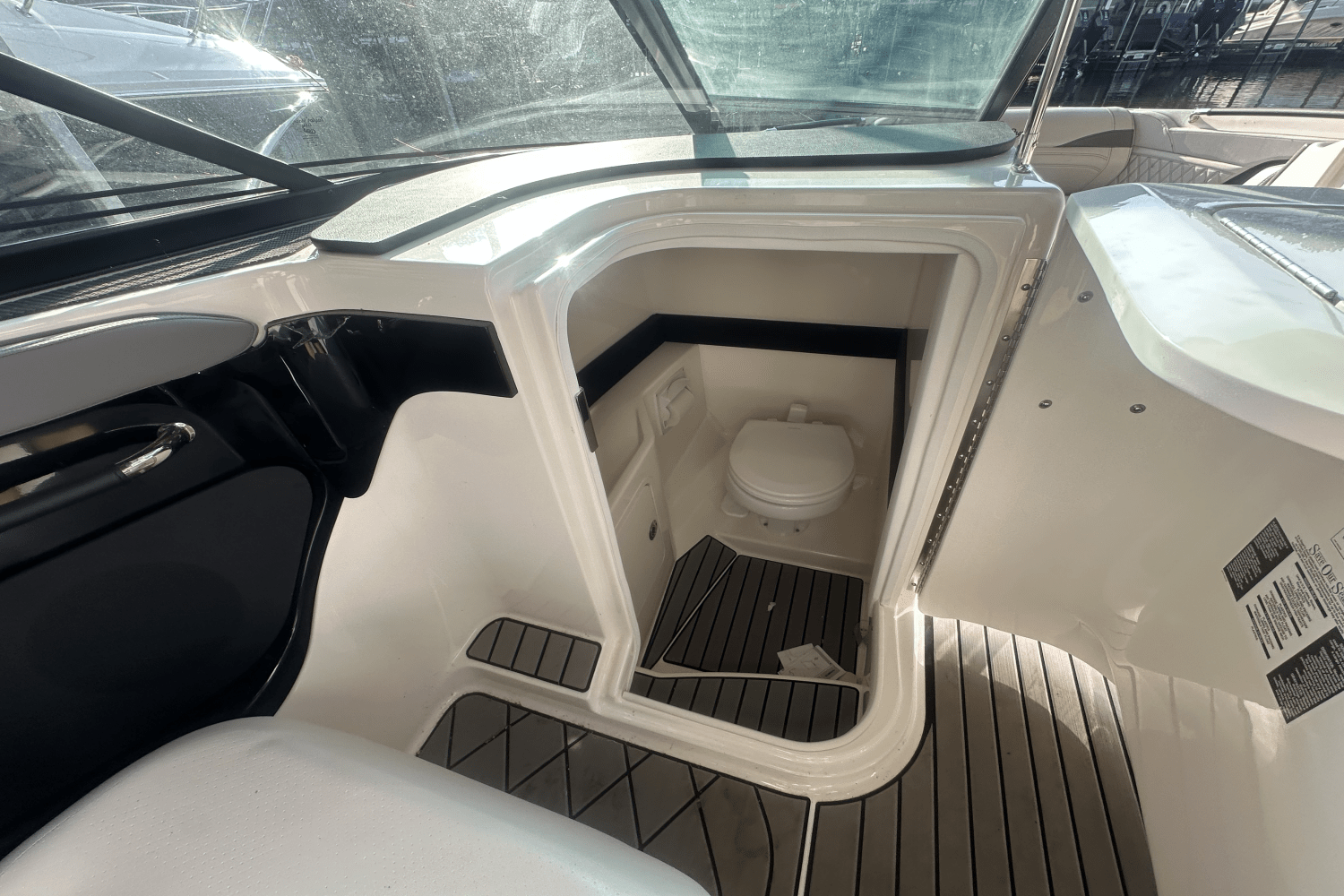 2025 Sea Ray SLX 280 Image Thumbnail #13