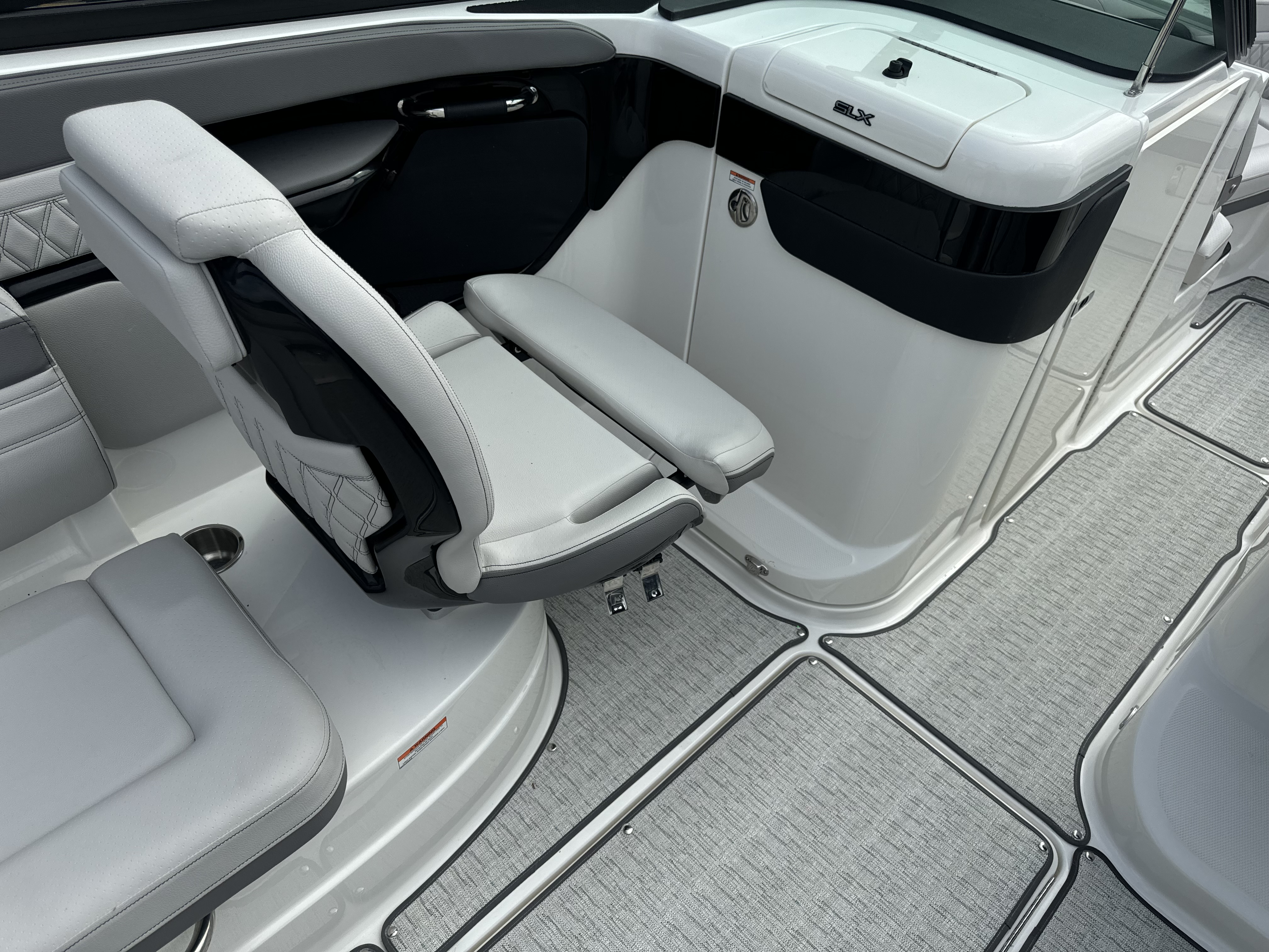 2026 Sea Ray SLX 260 Outboard Image Thumbnail #9