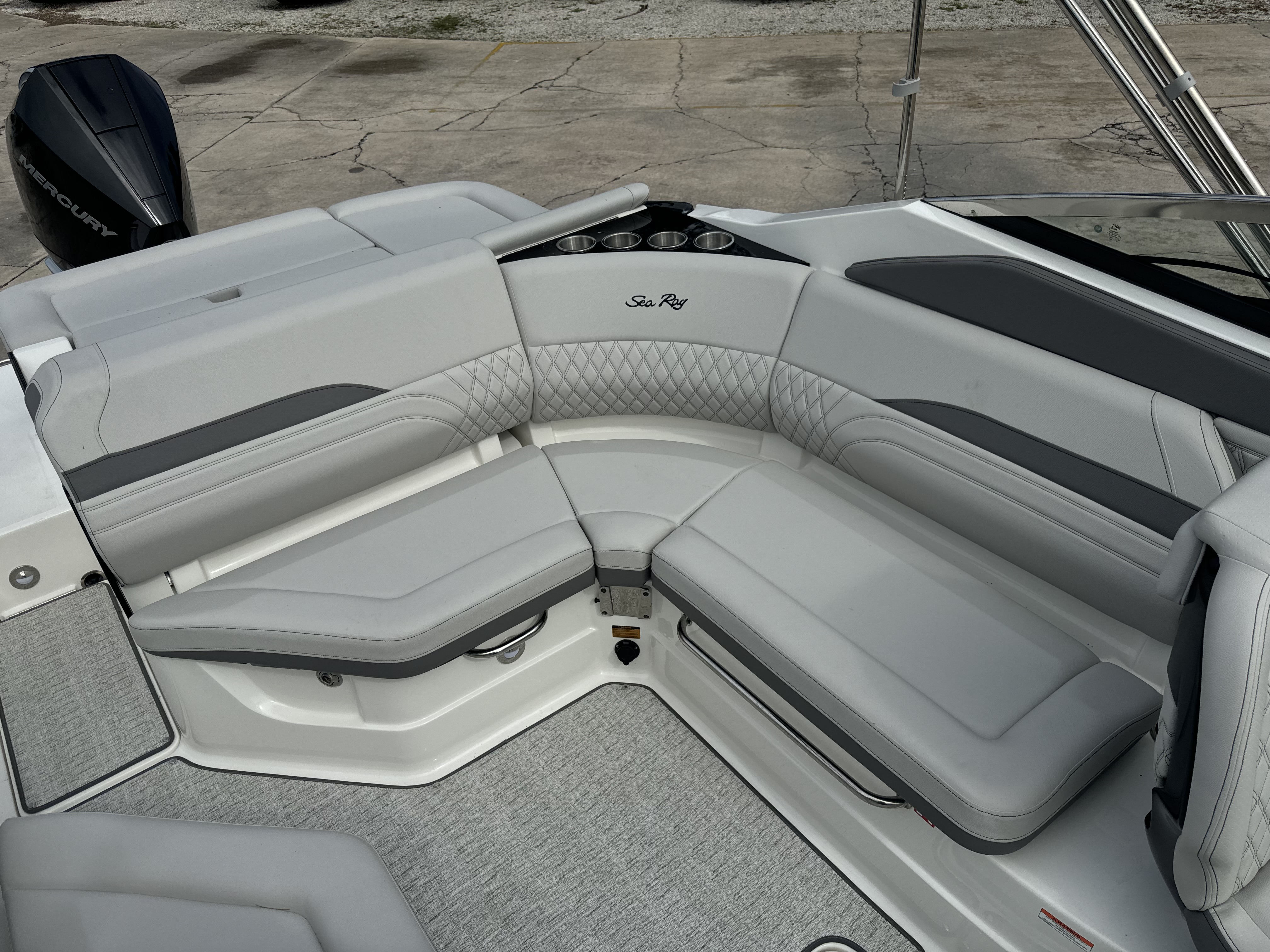 2026 Sea Ray SLX 260 Outboard Image Thumbnail #7