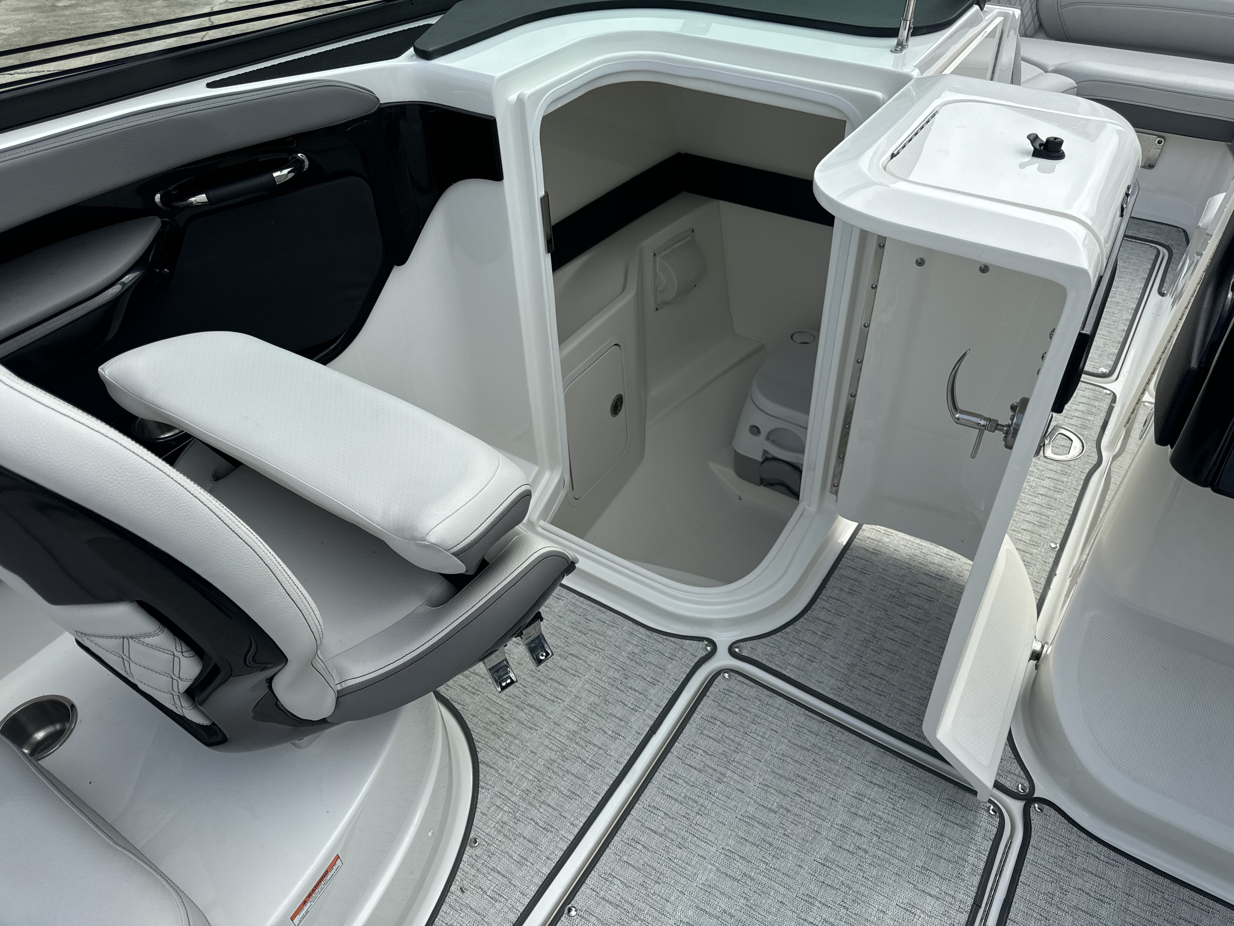 2026 Sea Ray SLX 260 Outboard Image Thumbnail #10