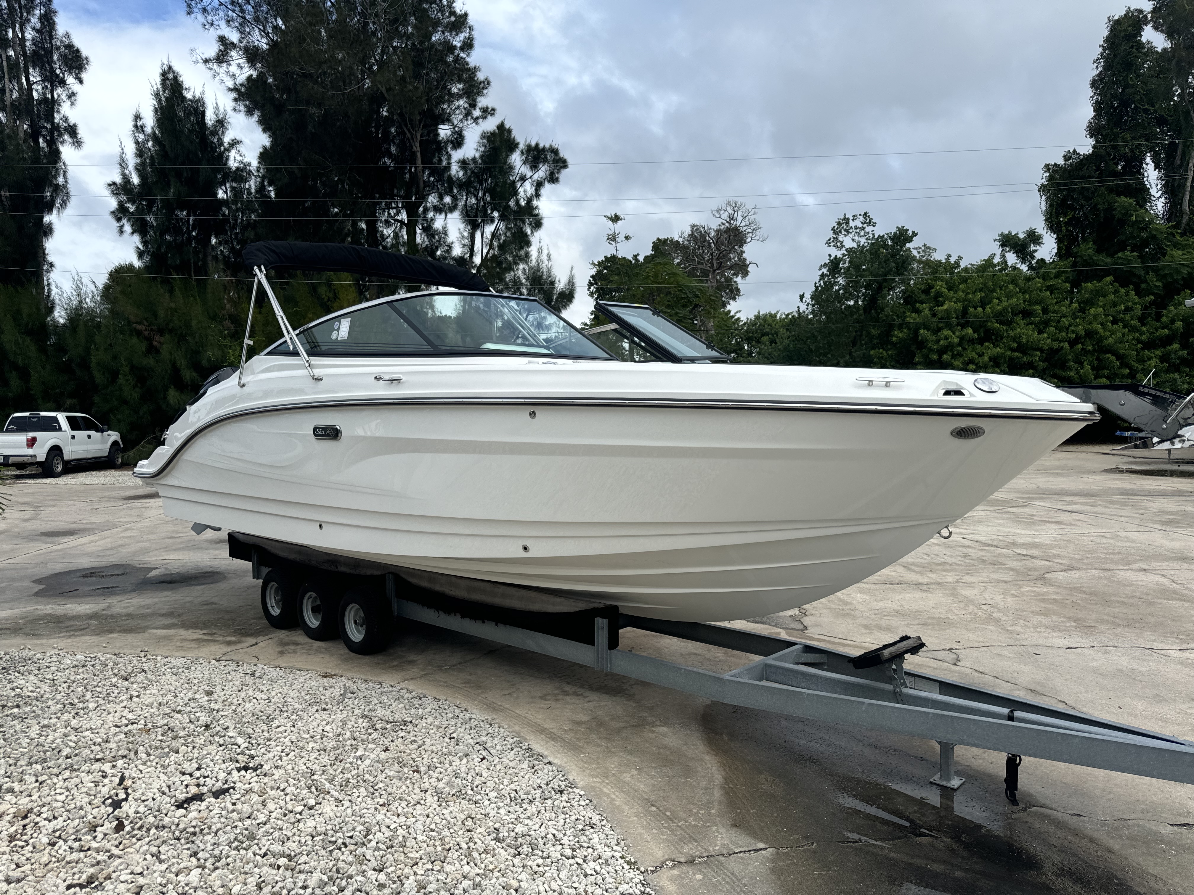 2026 Sea Ray SLX 260 Outboard Image Thumbnail #3