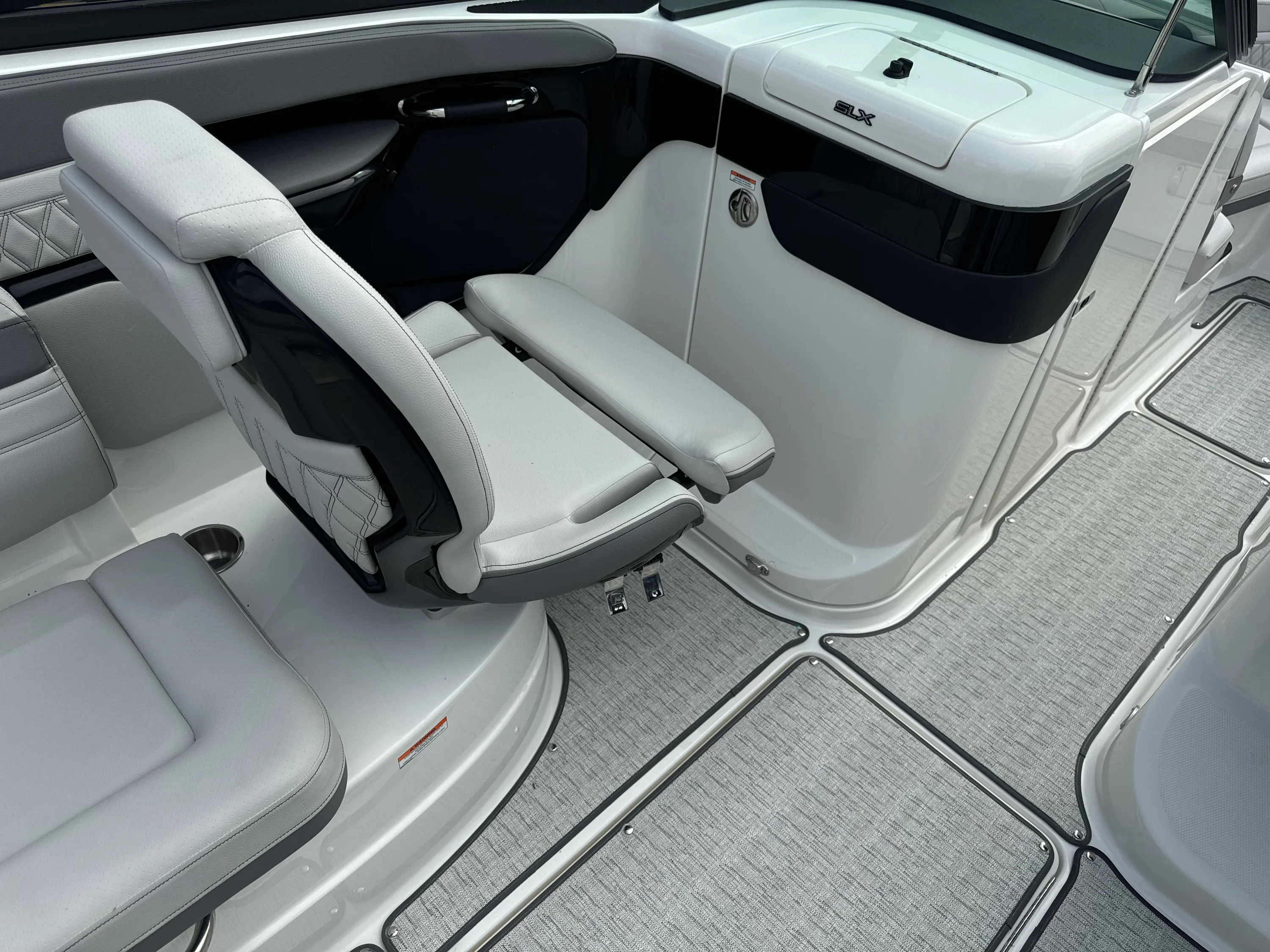 2026 Sea Ray SLX 260 Outboard Image Thumbnail #9