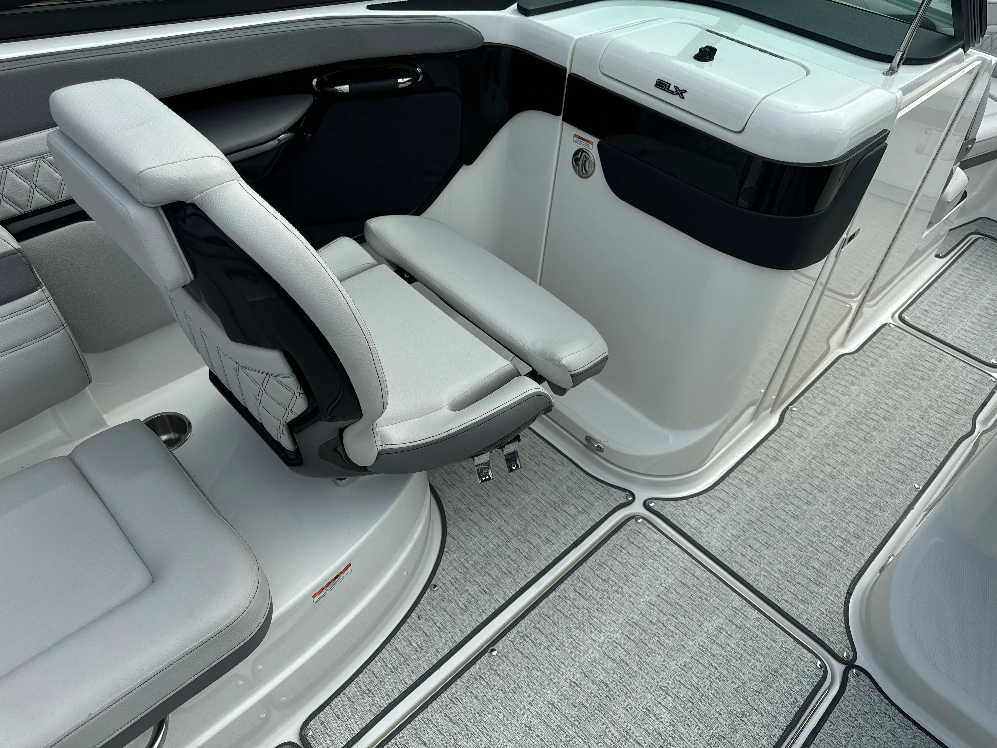 2026 Sea Ray SLX 260 Outboard Image Thumbnail #9