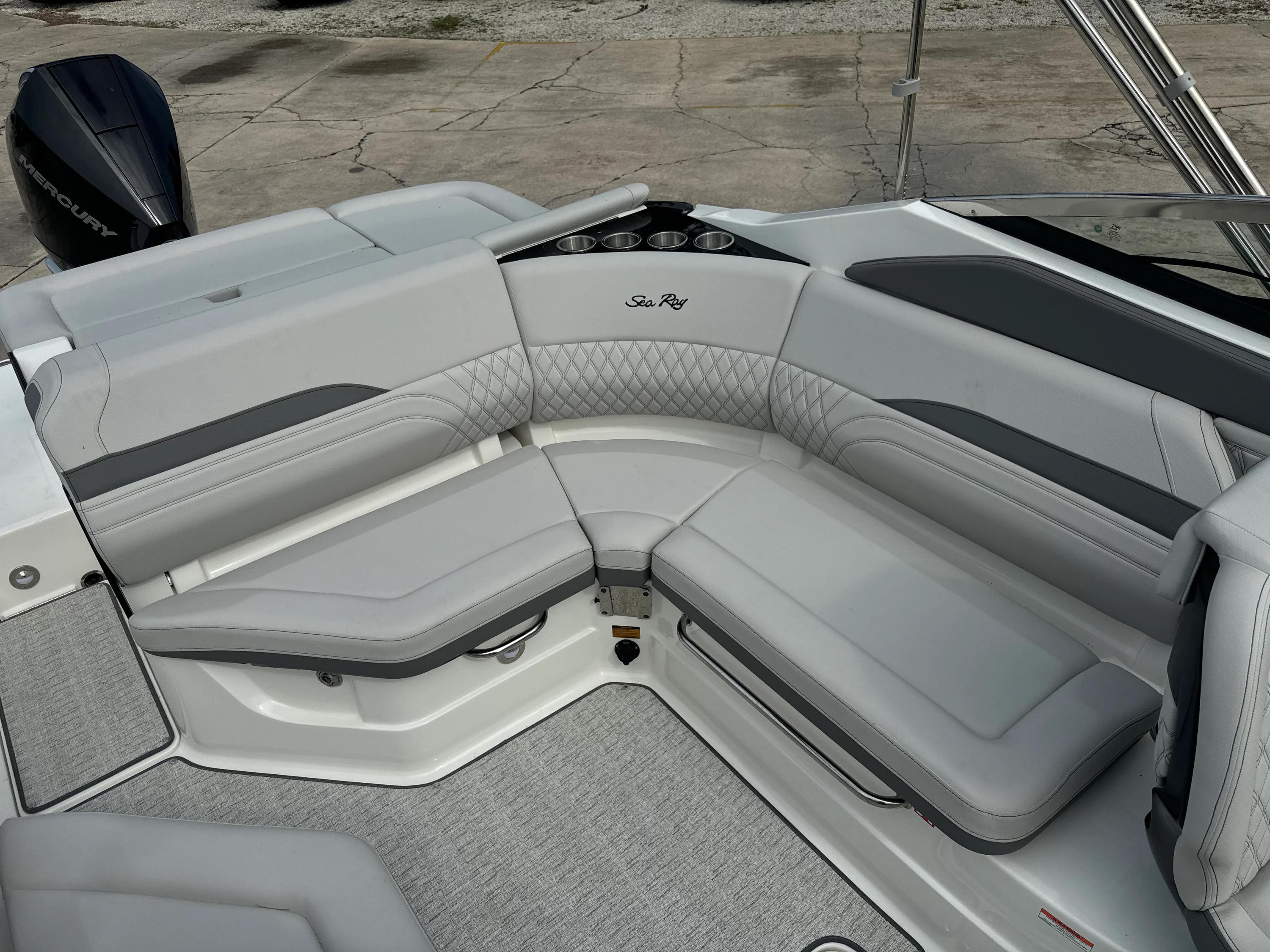 2026 Sea Ray SLX 260 Outboard Image Thumbnail #7