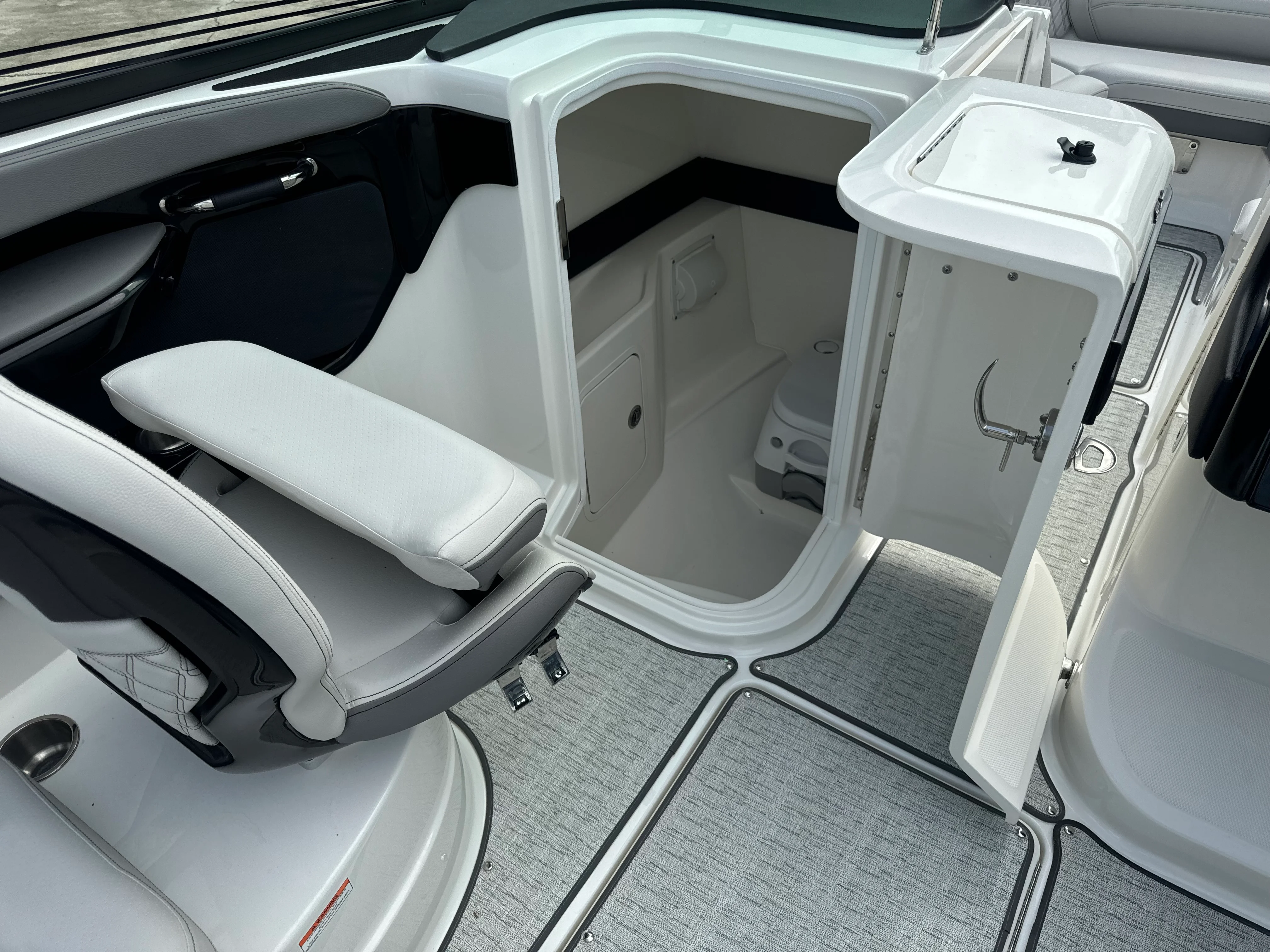 2026 Sea Ray SLX 260 Outboard Image Thumbnail #10