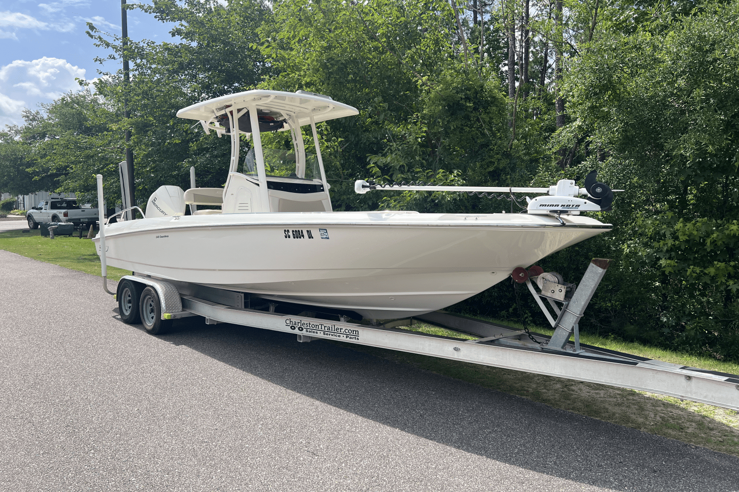 2019 Boston Whaler 240 DAUNTLESS Image Thumbnail #2