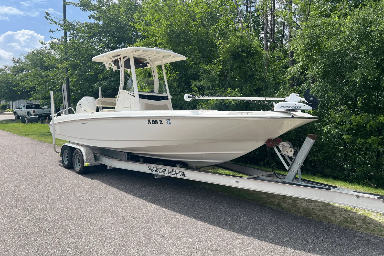 2019 Boston Whaler 240 DAUNTLESS Image Thumbnail #2