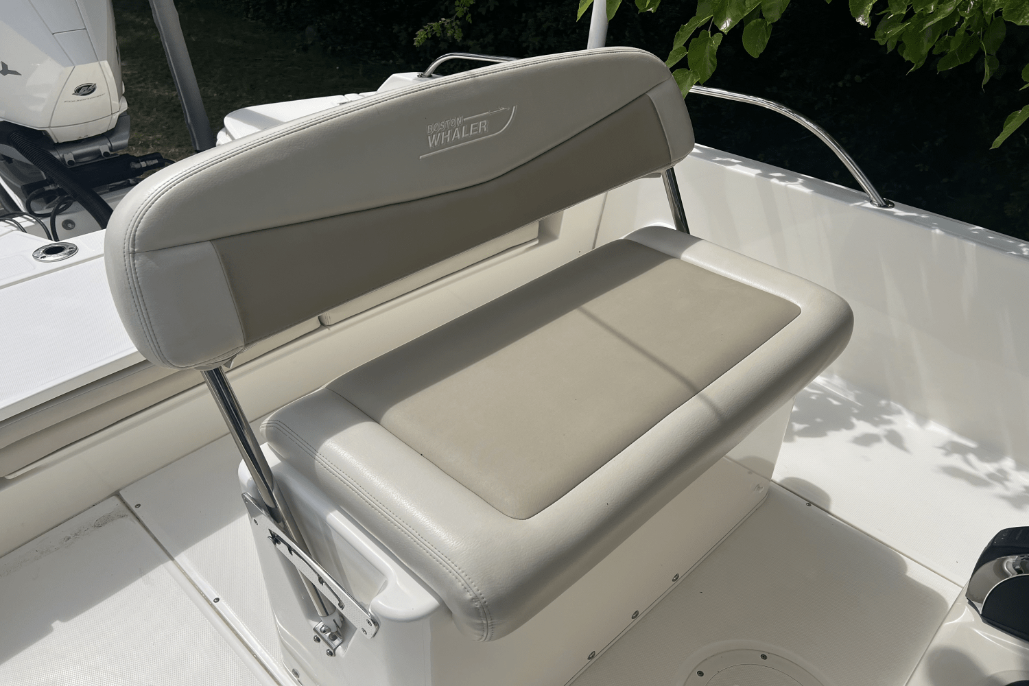 2019 Boston Whaler 240 DAUNTLESS Image Thumbnail #9