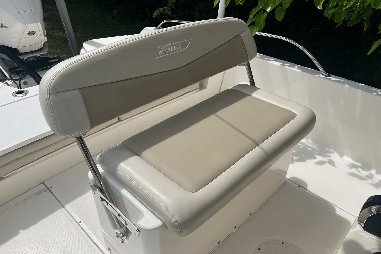 2019 Boston Whaler 240 DAUNTLESS Image Thumbnail #9