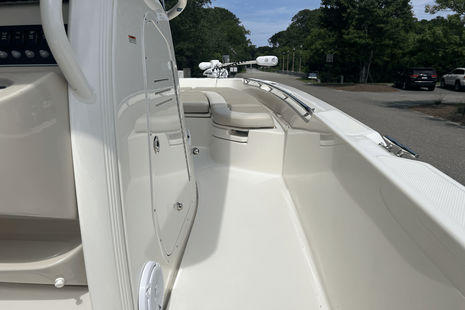 2019 Boston Whaler 240 DAUNTLESS Image Thumbnail #16