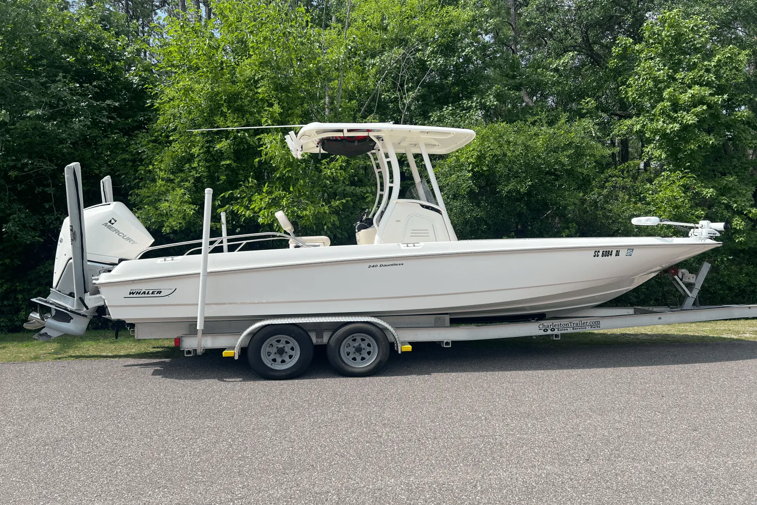 2019 Boston Whaler 240 DAUNTLESS Image Thumbnail #0