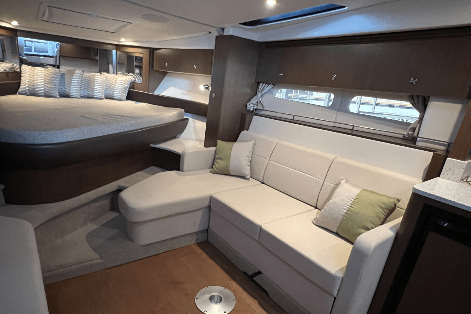 2016 Sea Ray 350 SUNDANCER Image Thumbnail #32