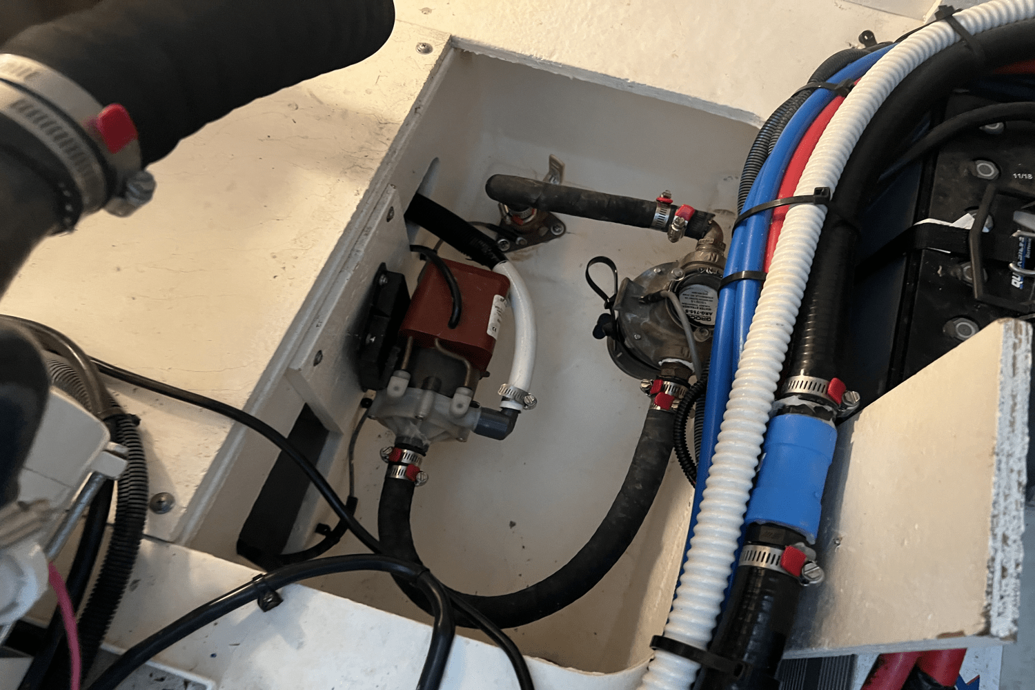 2016 Sea Ray 350 SUNDANCER Image Thumbnail #52