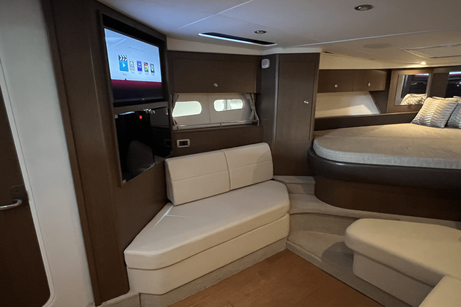2016 Sea Ray 350 SUNDANCER Image Thumbnail #33
