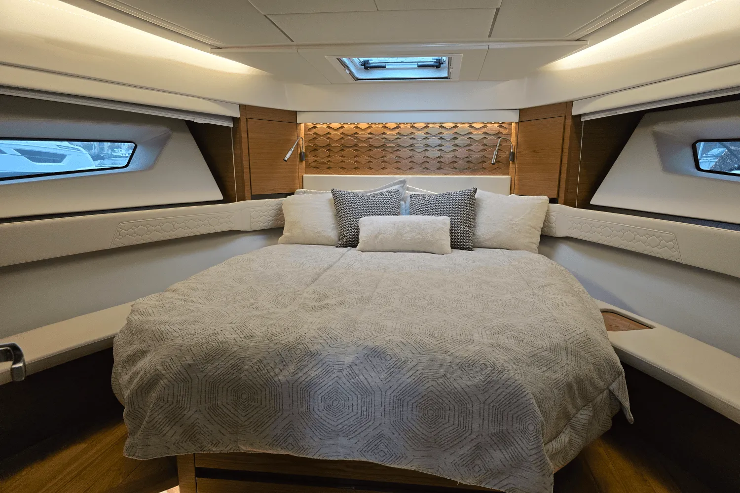 2026 Tiara Yachts 48LE Image Thumbnail #24