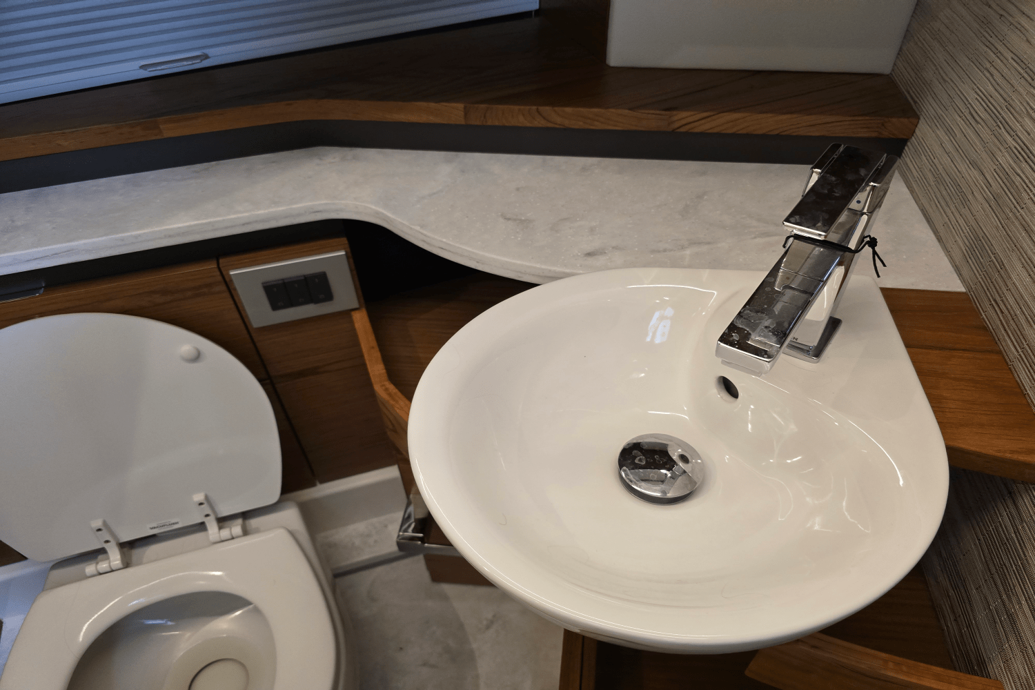 2026 Tiara Yachts 48LE Image Thumbnail #39