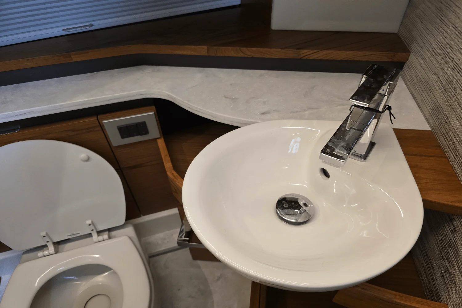 2026 Tiara Yachts 48LE Image Thumbnail #39