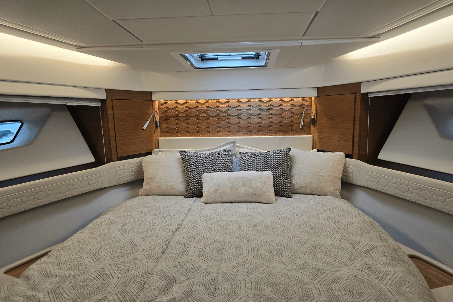 2026 Tiara Yachts 48LE Image Thumbnail #21