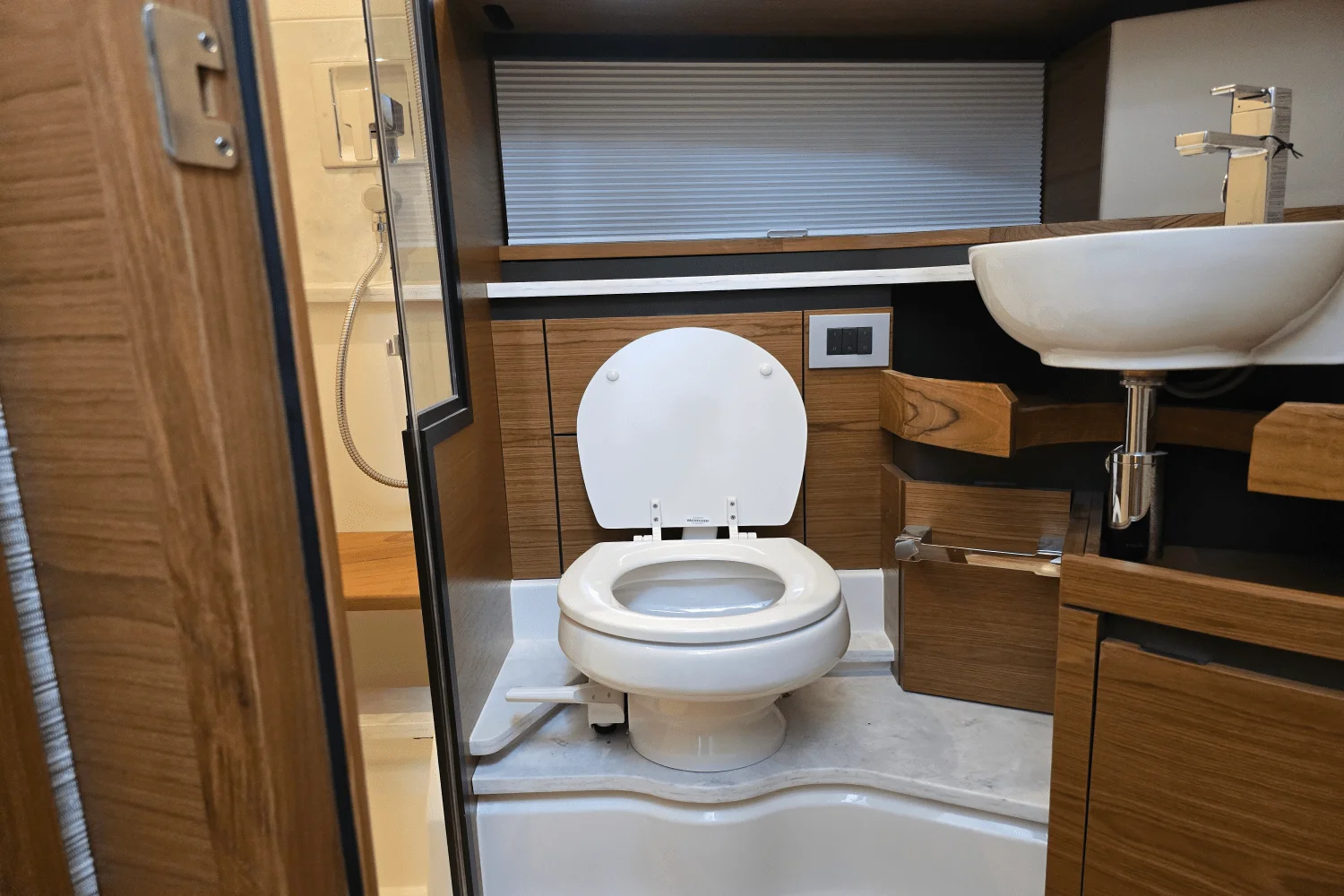 2026 Tiara Yachts 48LE Image Thumbnail #37