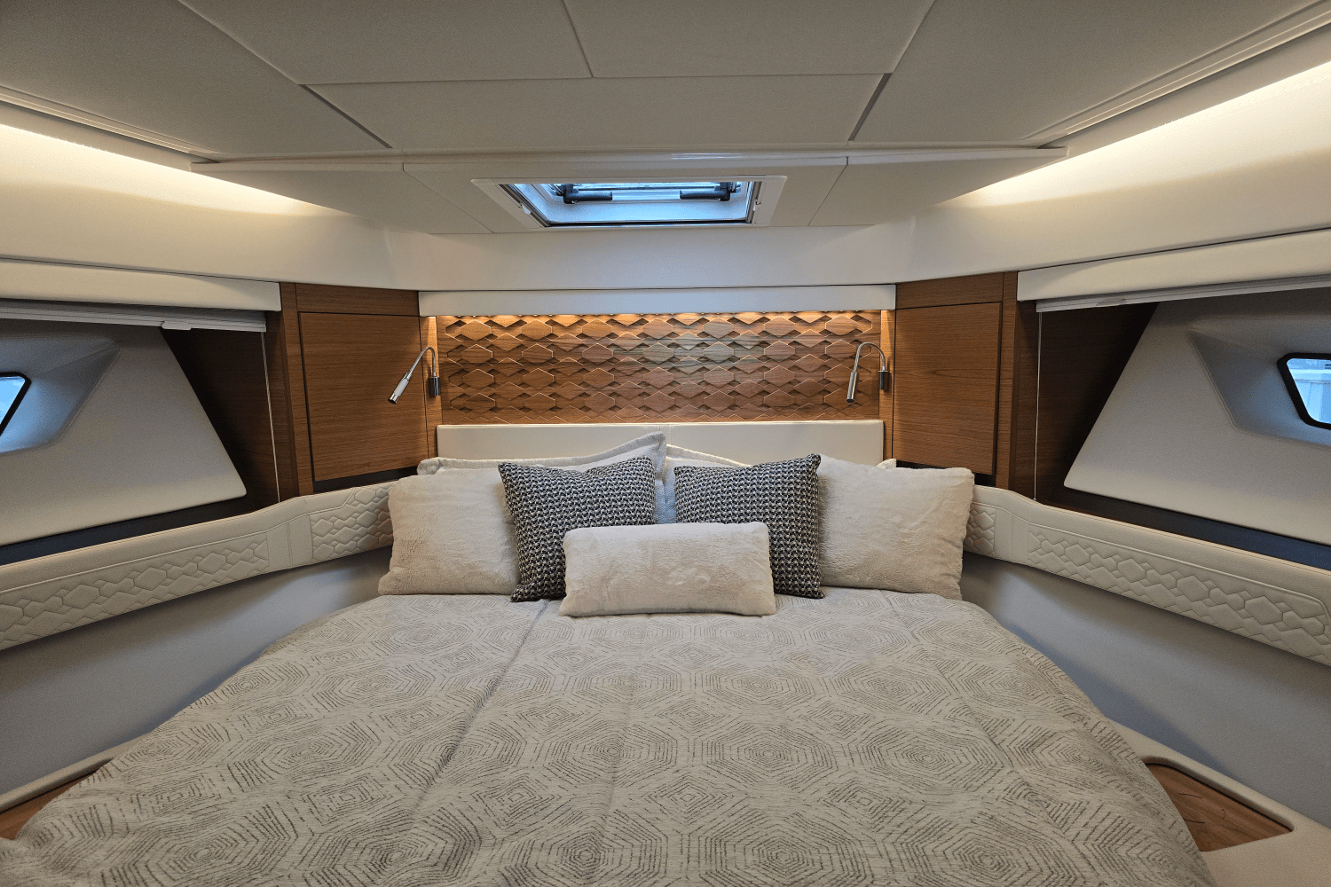2026 Tiara Yachts 48LE Image Thumbnail #20
