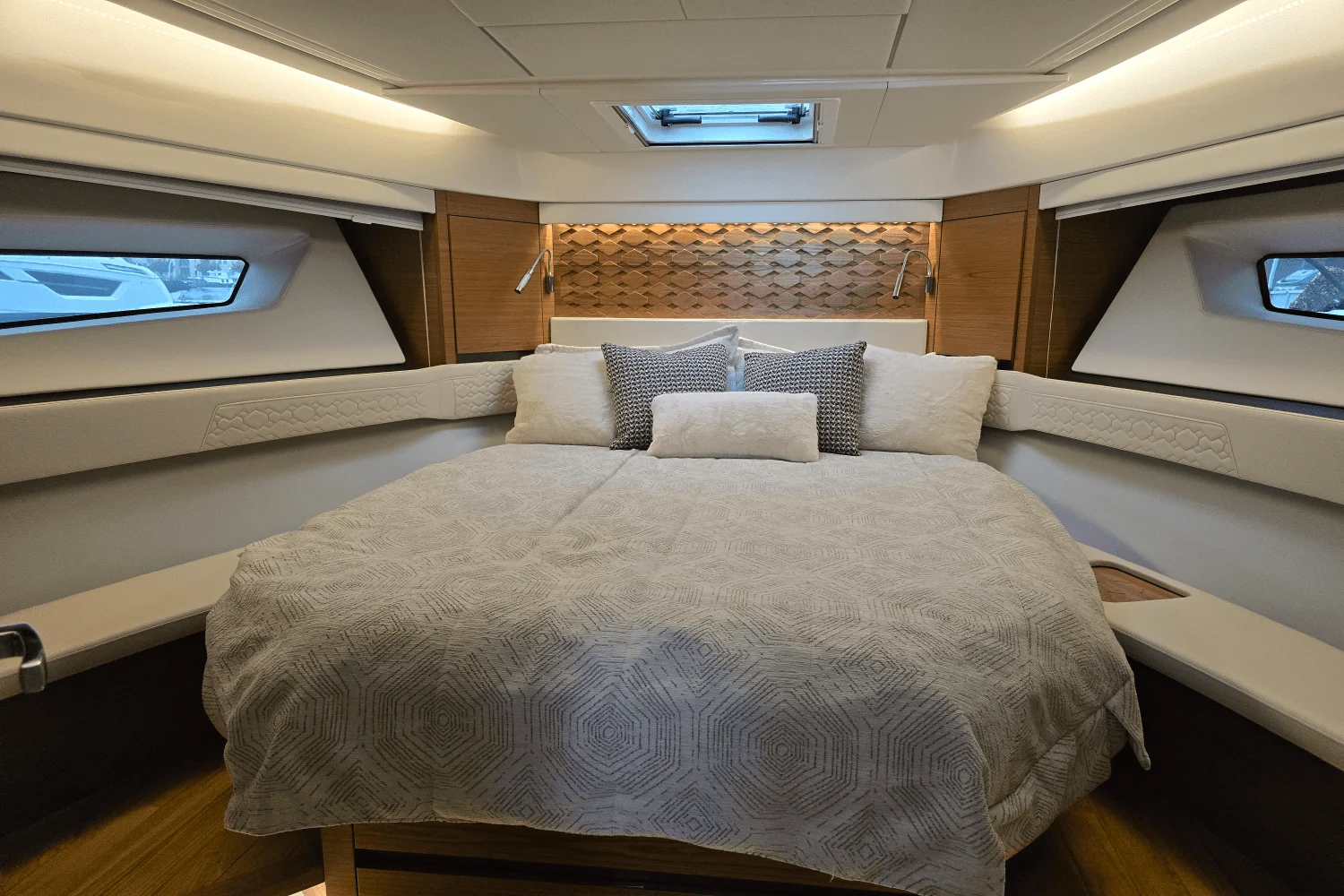 2026 Tiara Yachts 48LE Image Thumbnail #24