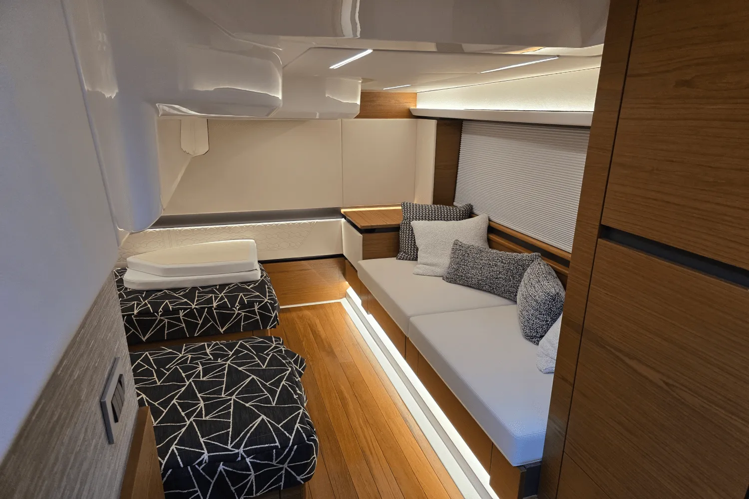 2026 Tiara Yachts 48LE Image Thumbnail #32
