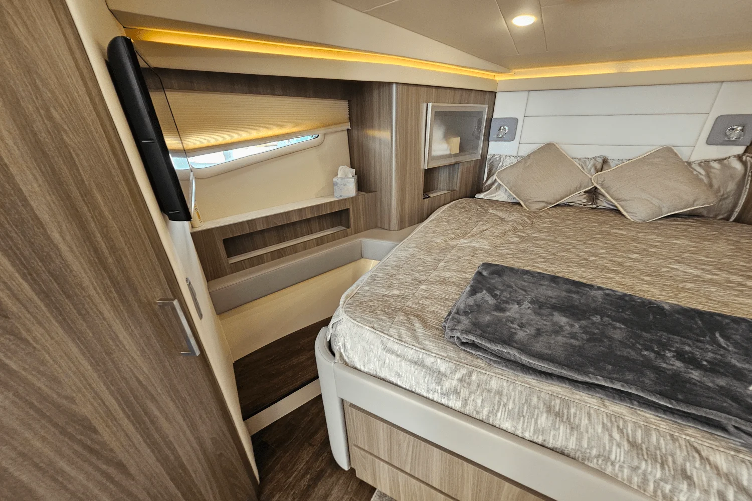 2021 Regal 42 COUPE XO Image Thumbnail #41