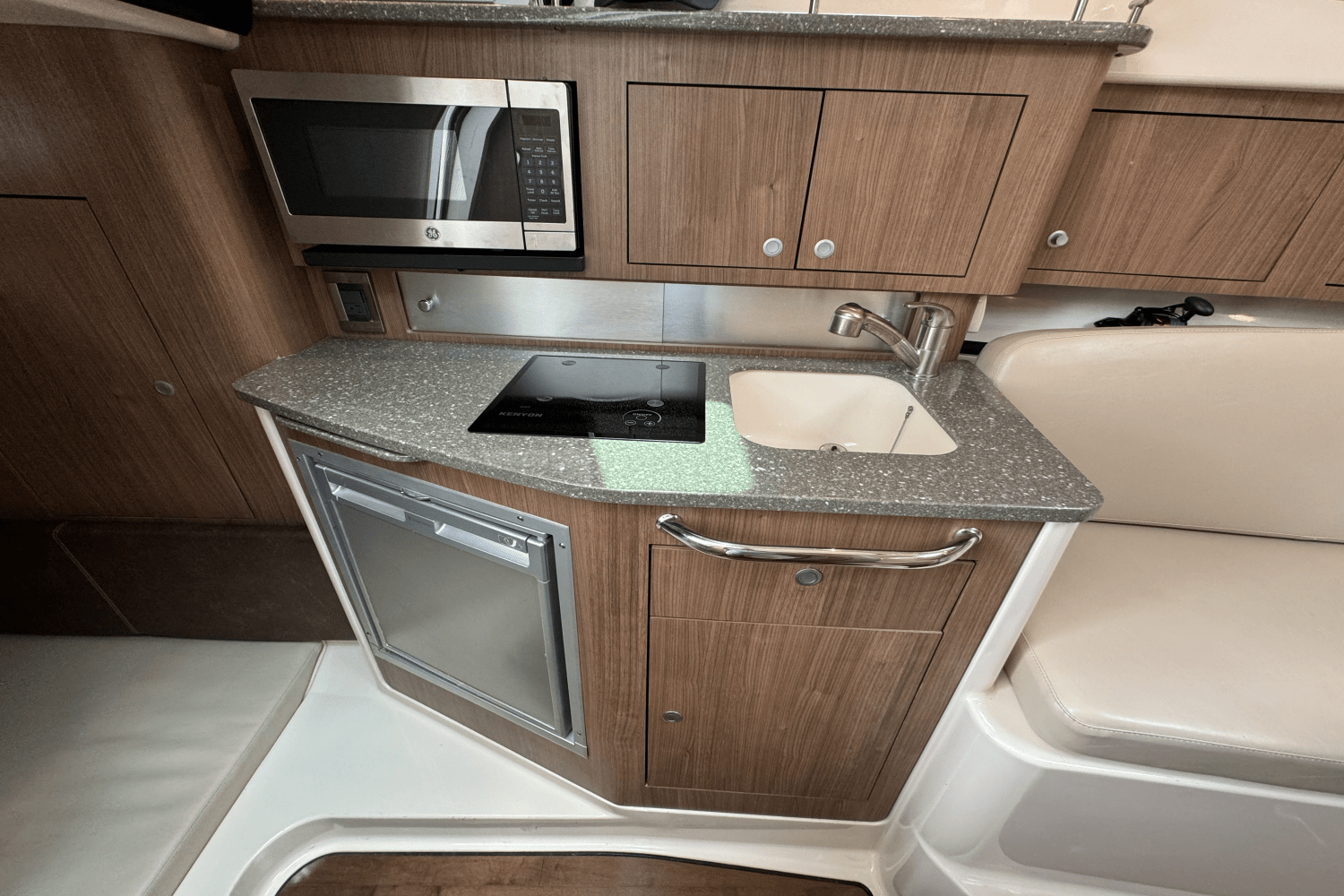 2016 Boston Whaler 315 CONQUEST Image Thumbnail #23