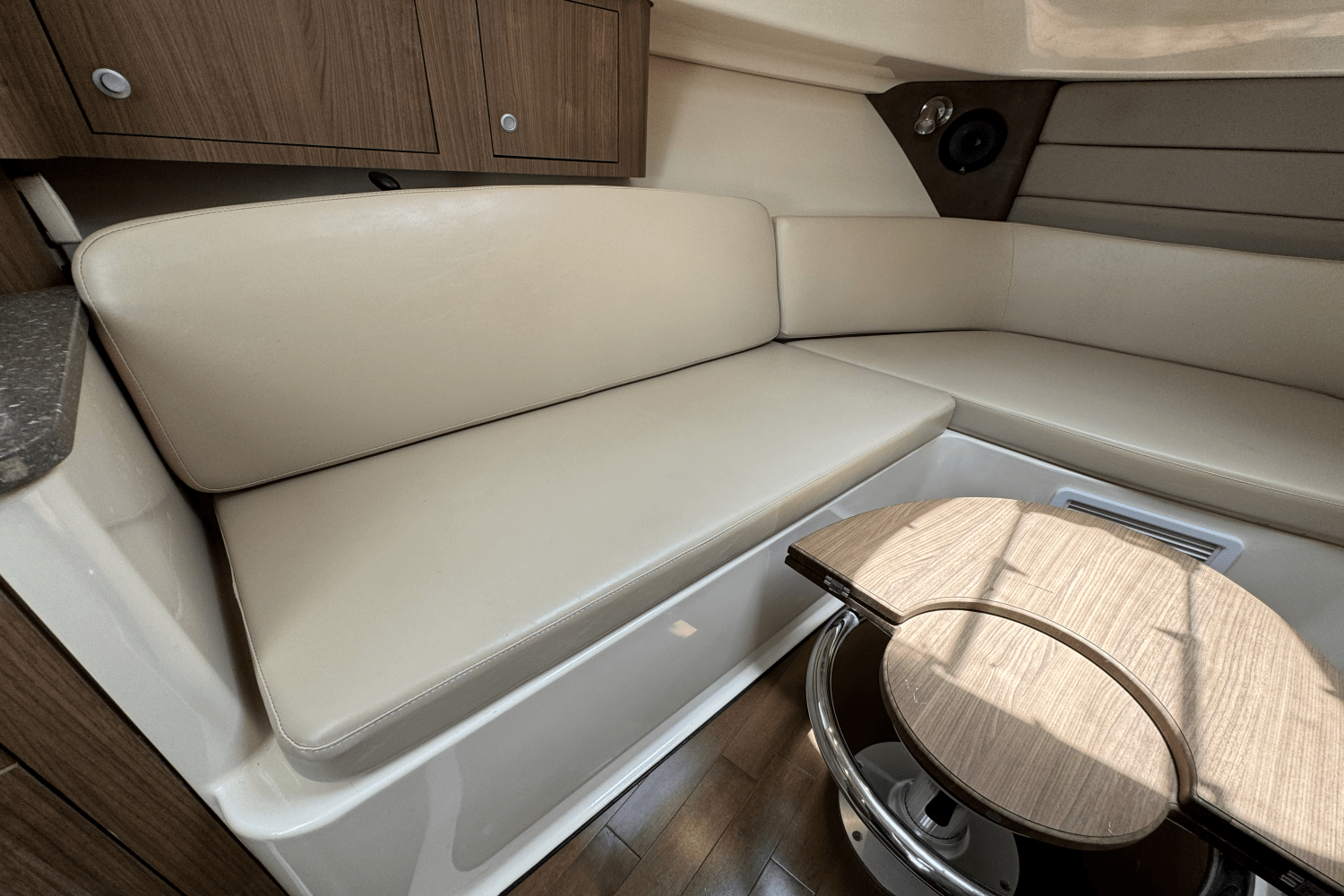 2016 Boston Whaler 315 CONQUEST Image Thumbnail #18