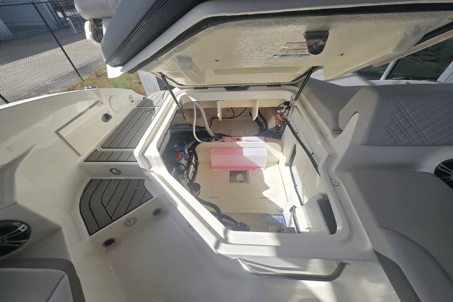 2025 Sea Ray SDX 250 Outboard Image Thumbnail #12