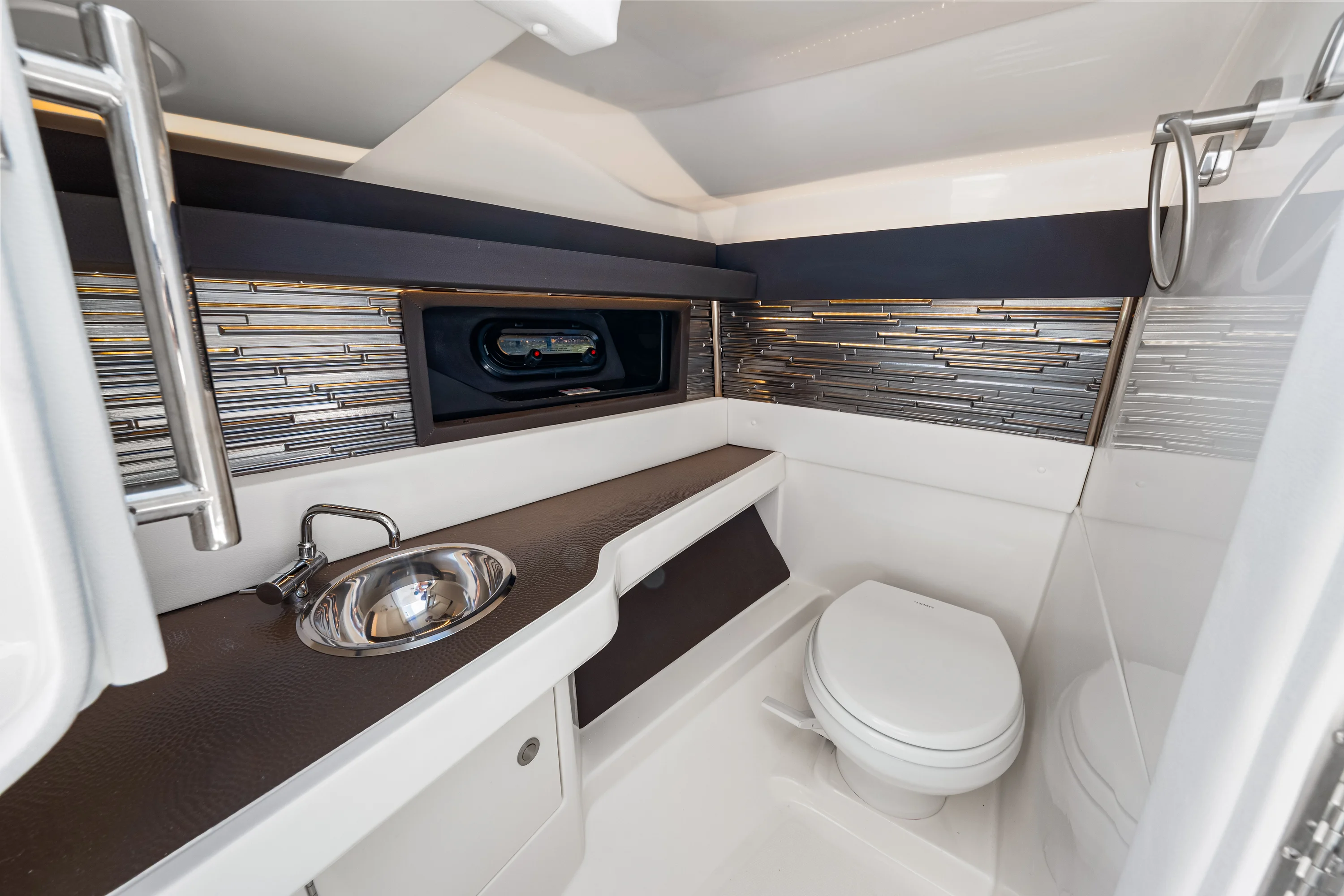 2026 Sea Ray SLX 310 Outboard Image Thumbnail #39