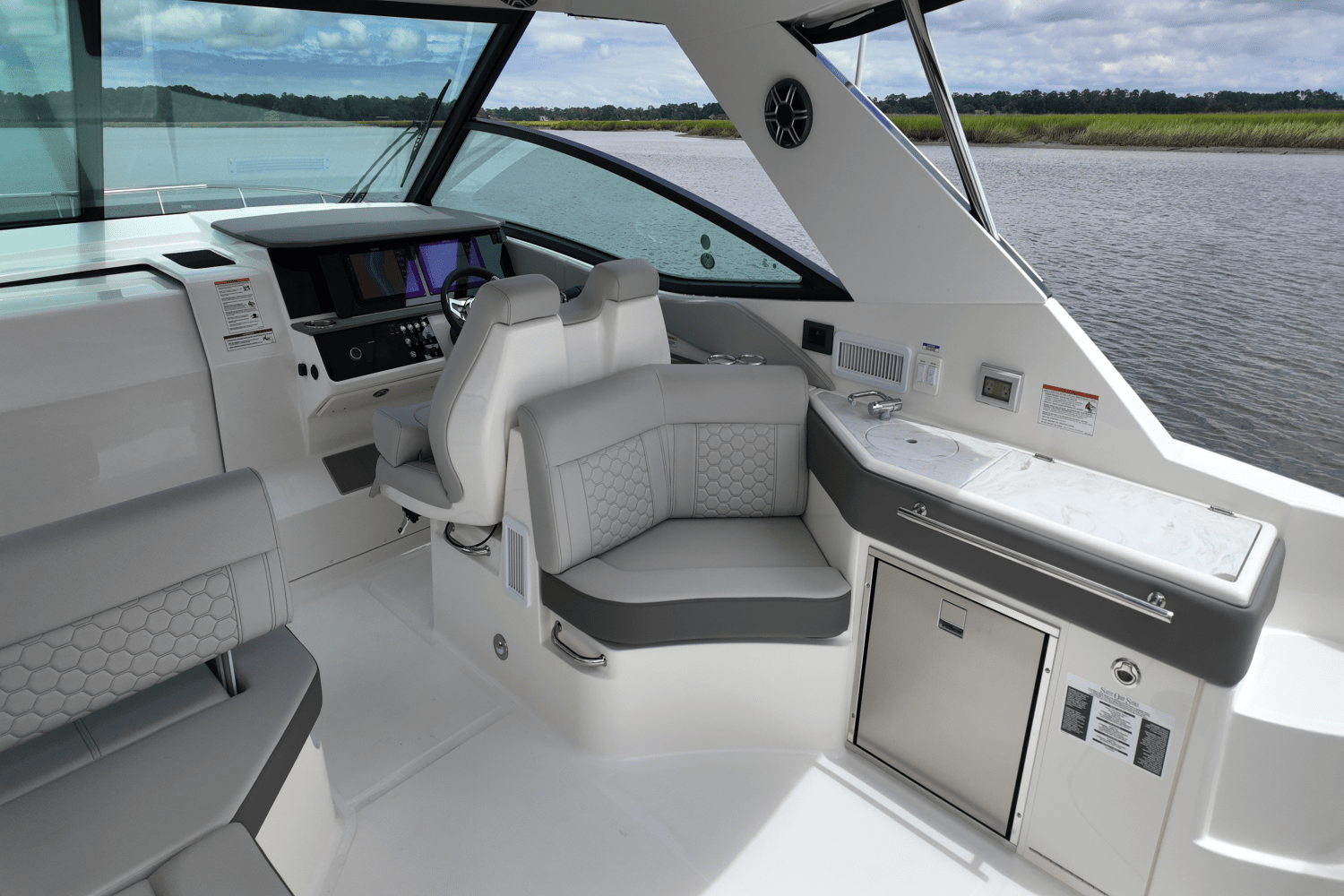 2026 Sea Ray Sundancer 320 Outboard Image Thumbnail #10