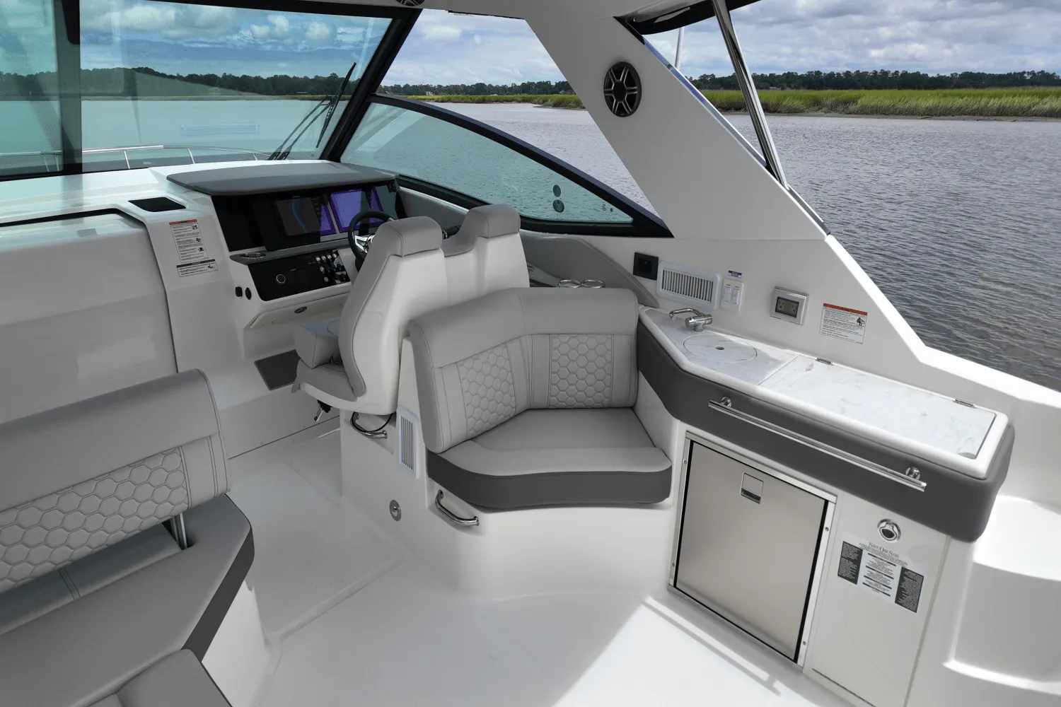 2026 Sea Ray Sundancer 320 Outboard Image Thumbnail #10