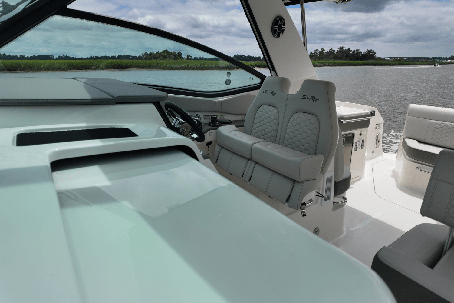 2026 Sea Ray Sundancer 320 Outboard Image Thumbnail #21