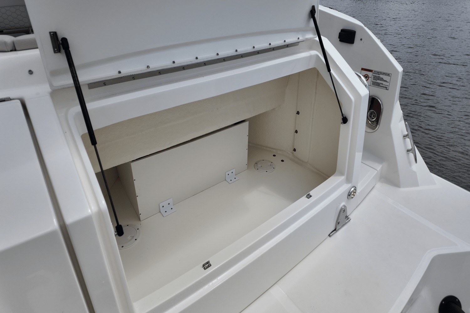 2026 Sea Ray Sundancer 320 Outboard Image Thumbnail #4