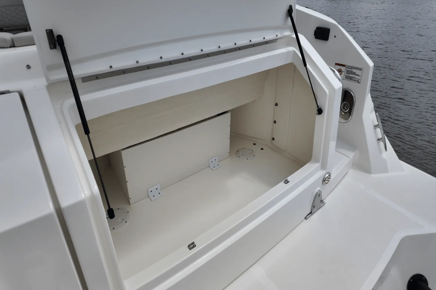 2026 Sea Ray Sundancer 320 Outboard Image Thumbnail #4