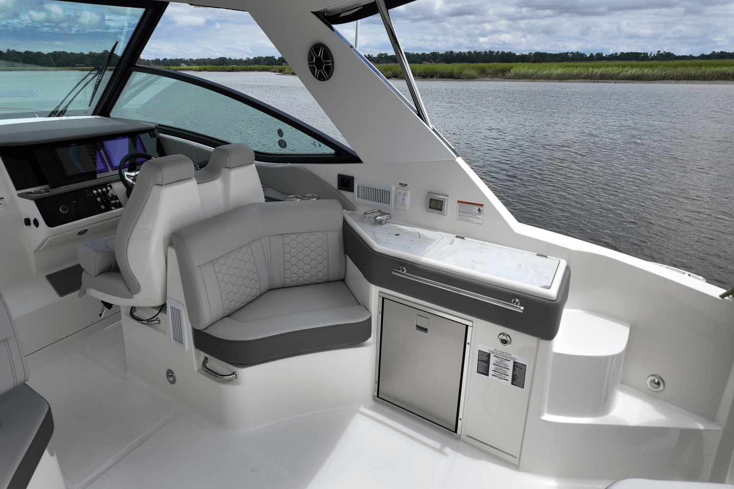 2026 Sea Ray Sundancer 320 Outboard Image Thumbnail #9