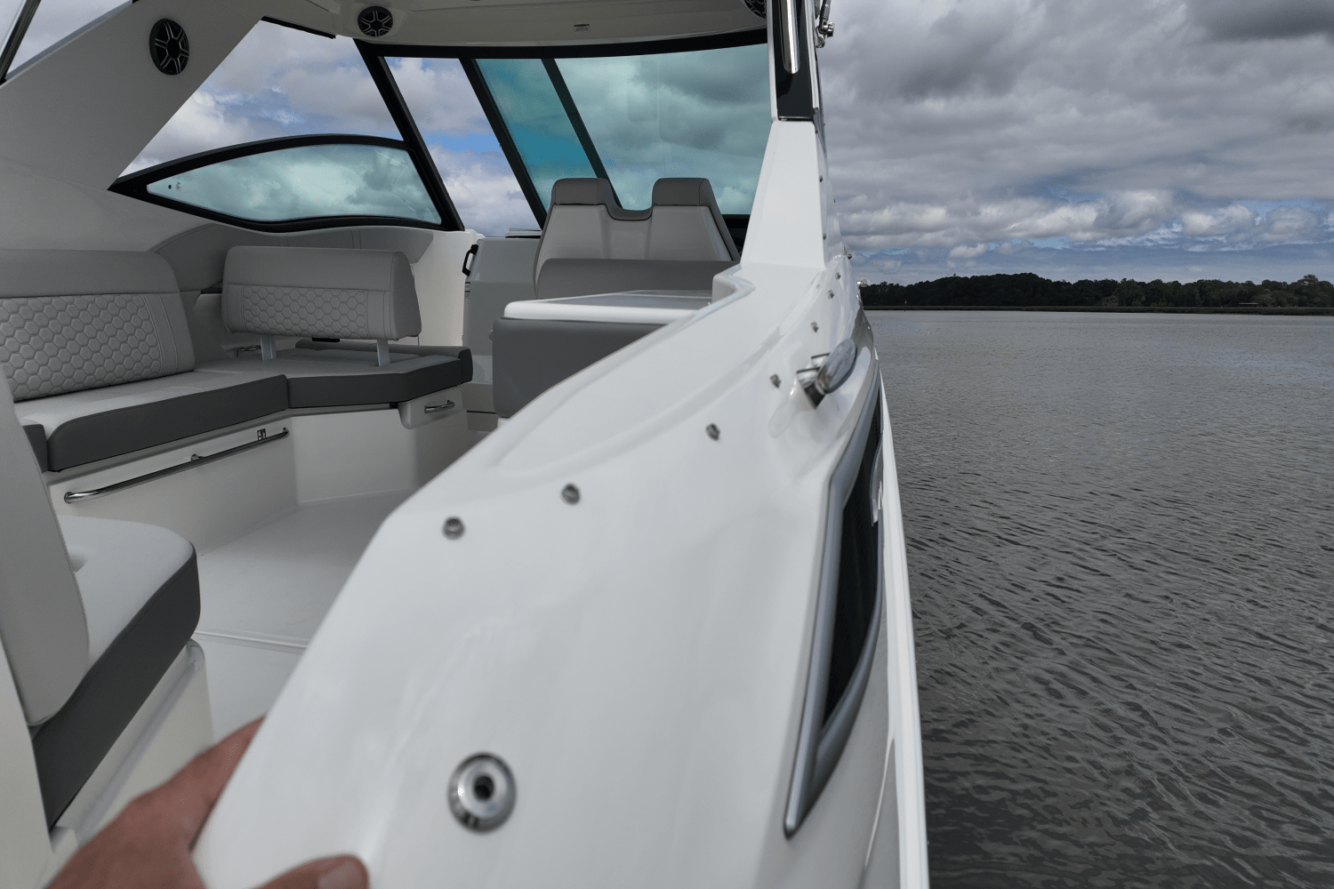 2026 Sea Ray Sundancer 320 Outboard Image Thumbnail #5
