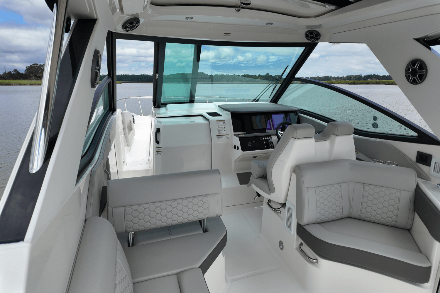 2026 Sea Ray Sundancer 320 Outboard Image Thumbnail #14