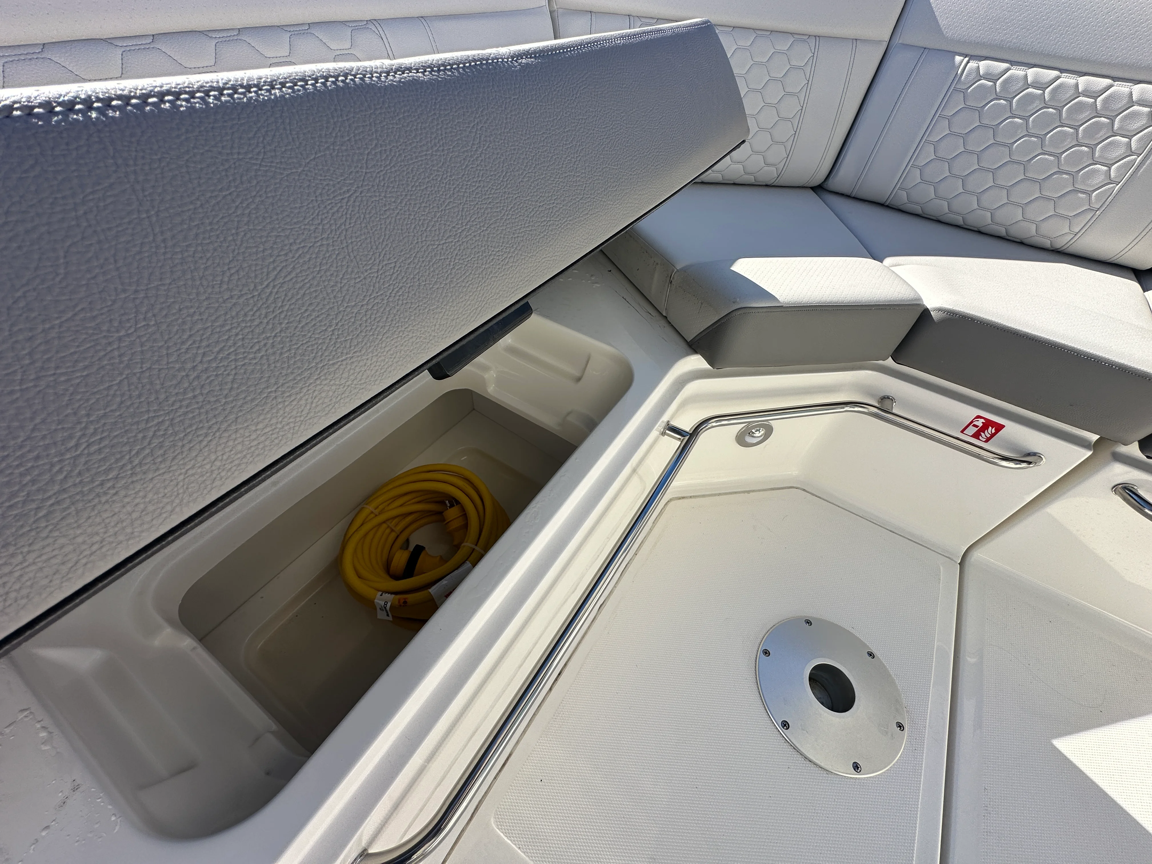 2026 Sea Ray Sundancer 320 Outboard Image Thumbnail #28