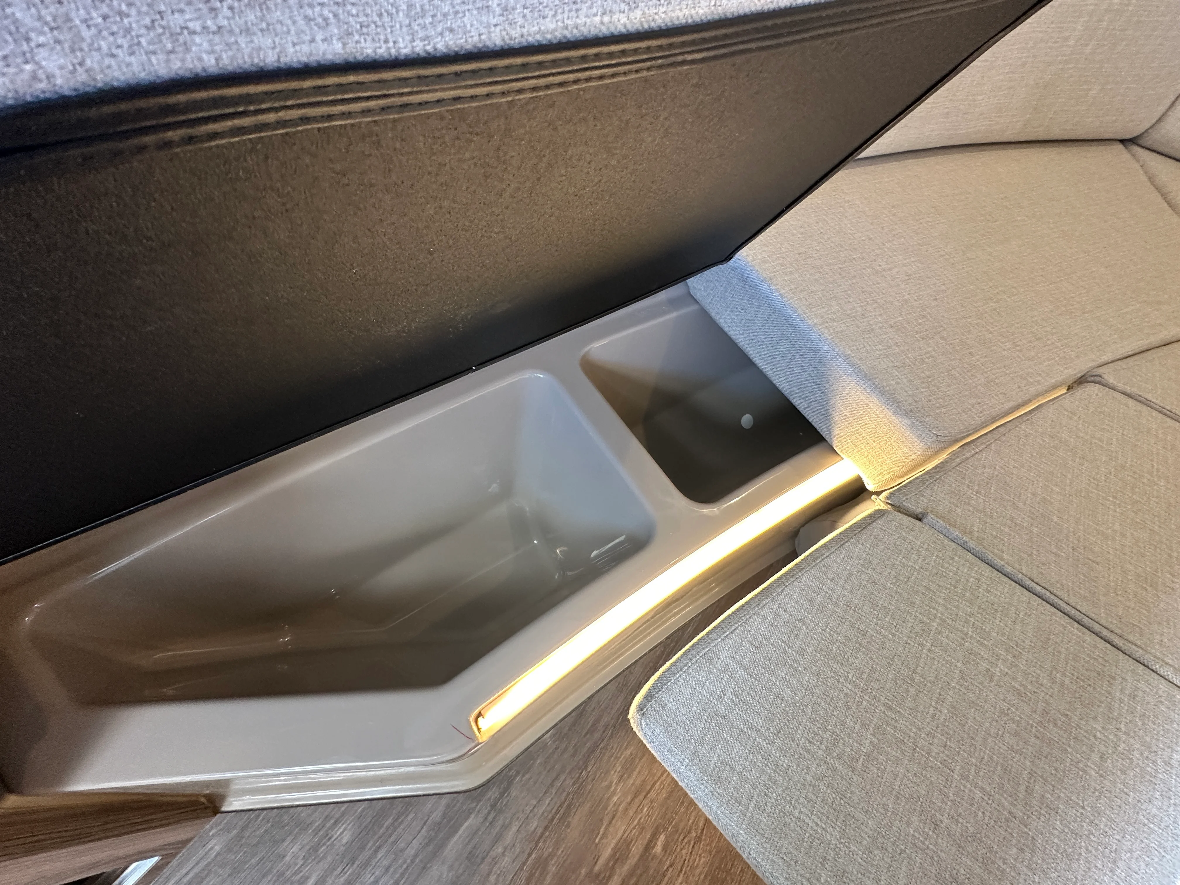 2026 Sea Ray Sundancer 320 Outboard Image Thumbnail #37