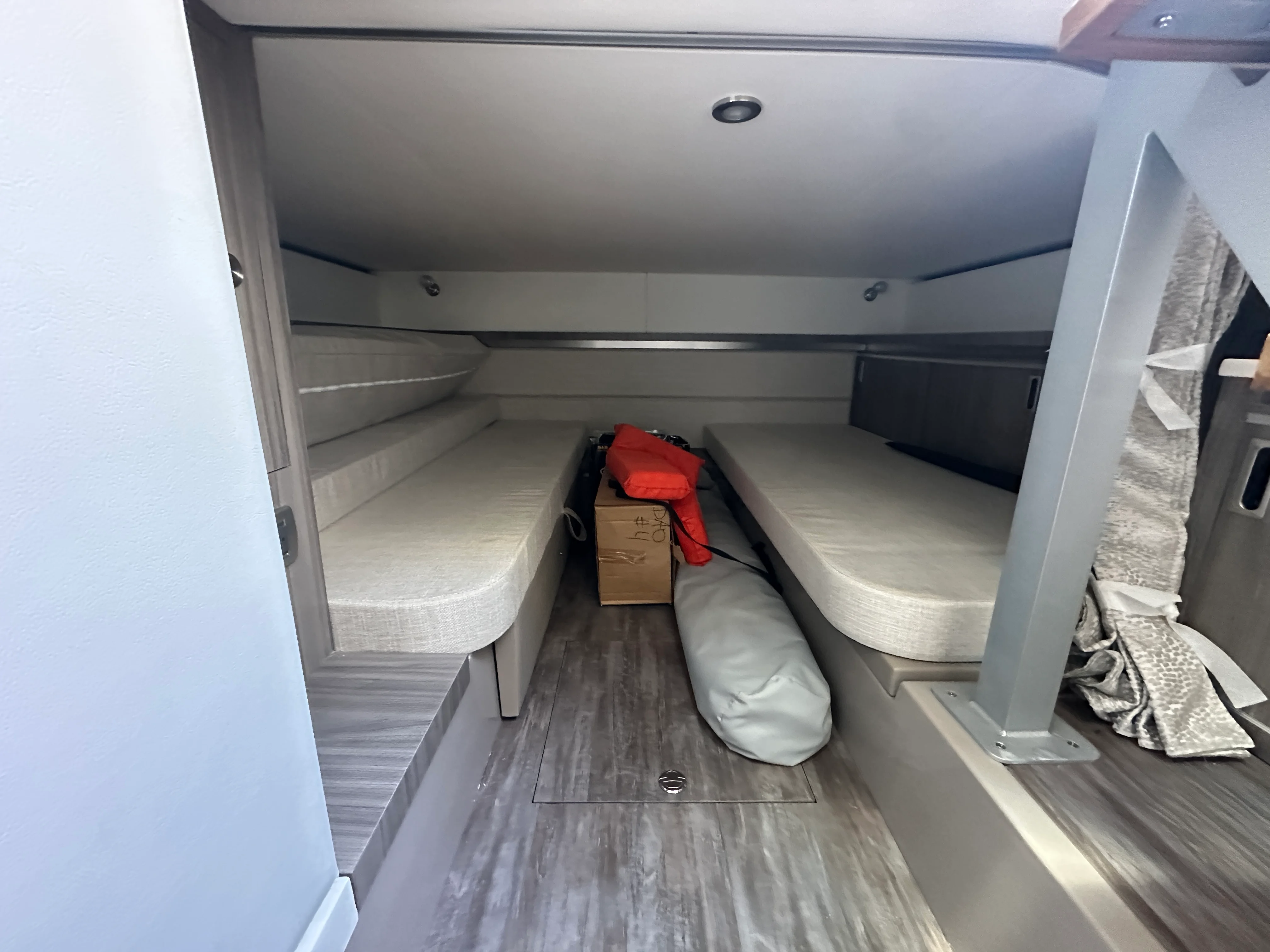 2026 Sea Ray Sundancer 320 Outboard Image Thumbnail #17