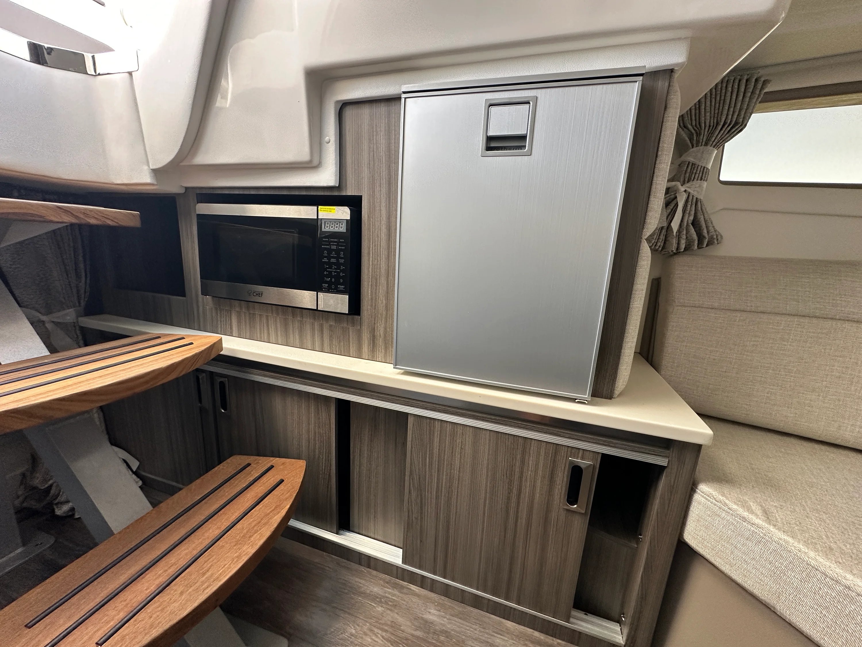 2026 Sea Ray Sundancer 320 Outboard Image Thumbnail #18