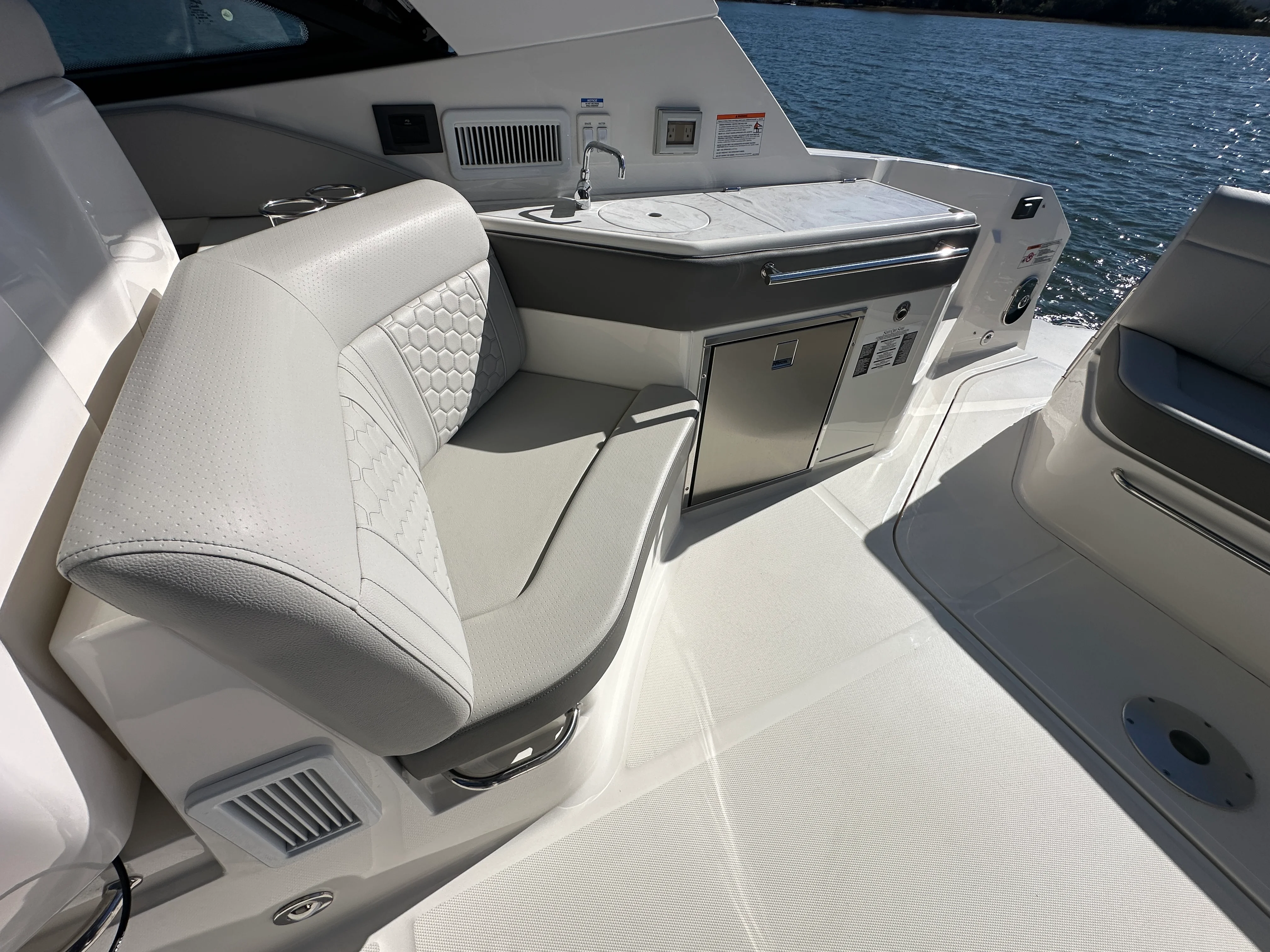 2026 Sea Ray Sundancer 320 Outboard Image Thumbnail #23