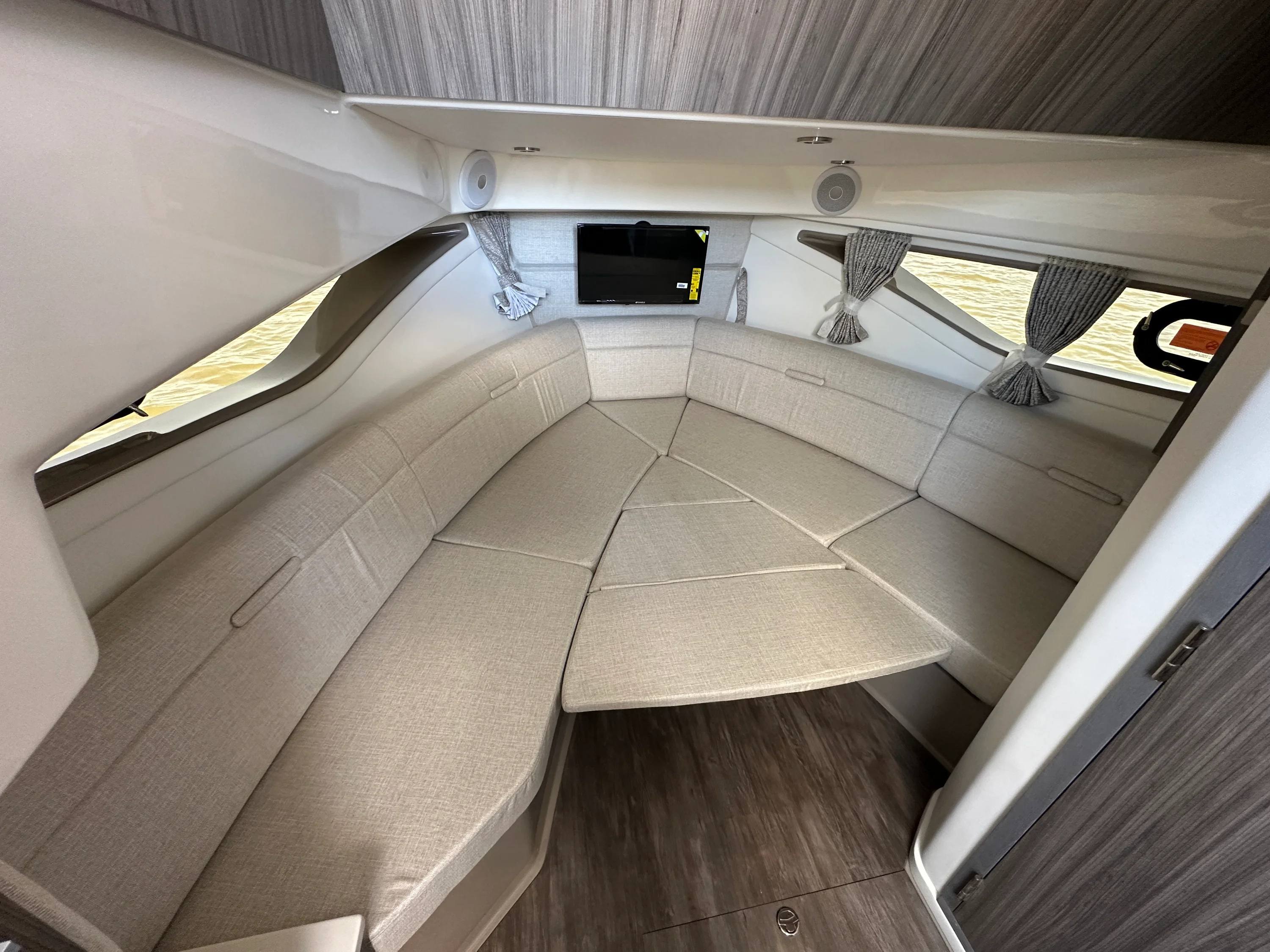 2026 Sea Ray Sundancer 320 Outboard Image Thumbnail #19