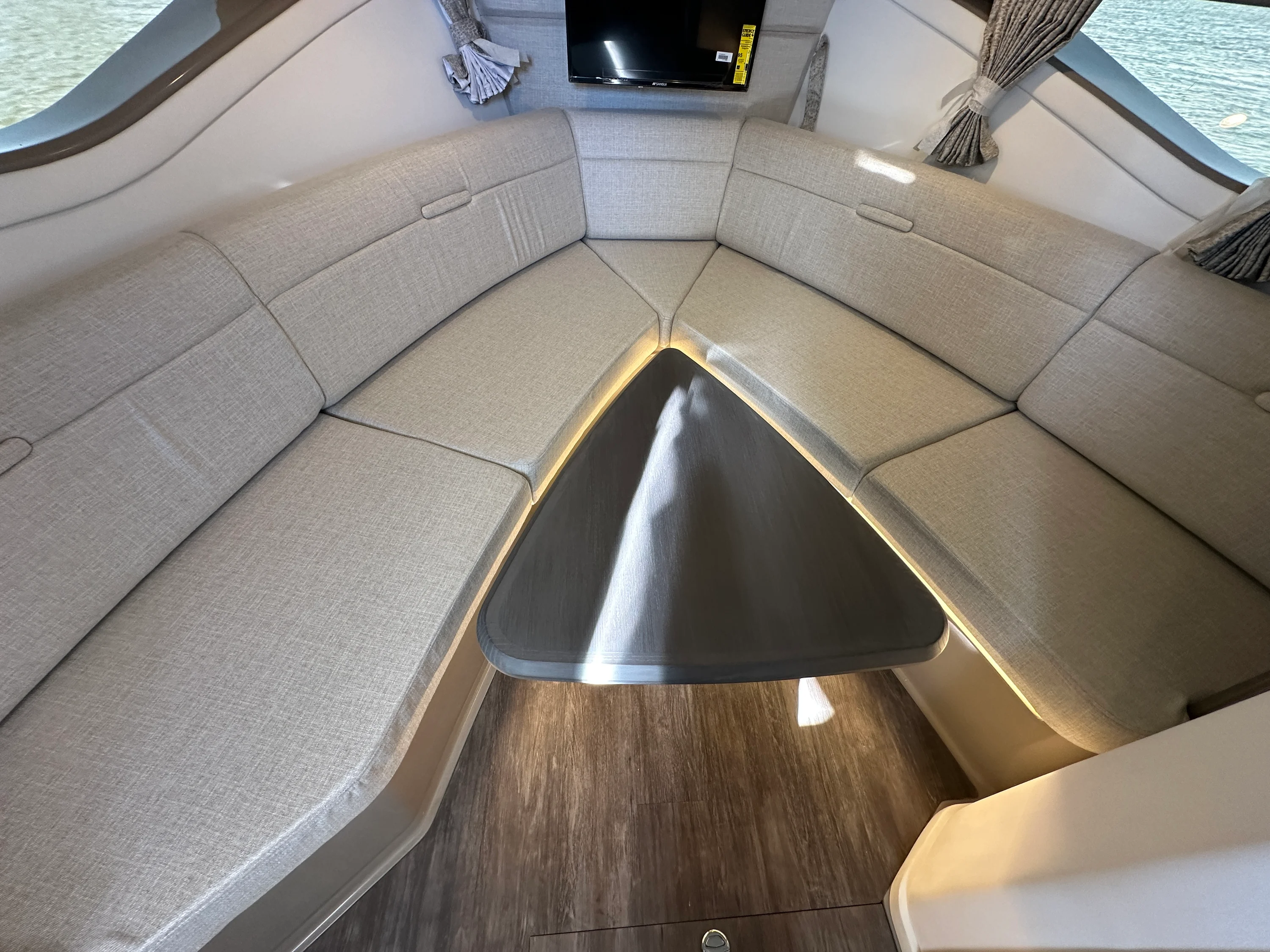 2026 Sea Ray Sundancer 320 Outboard Image Thumbnail #36